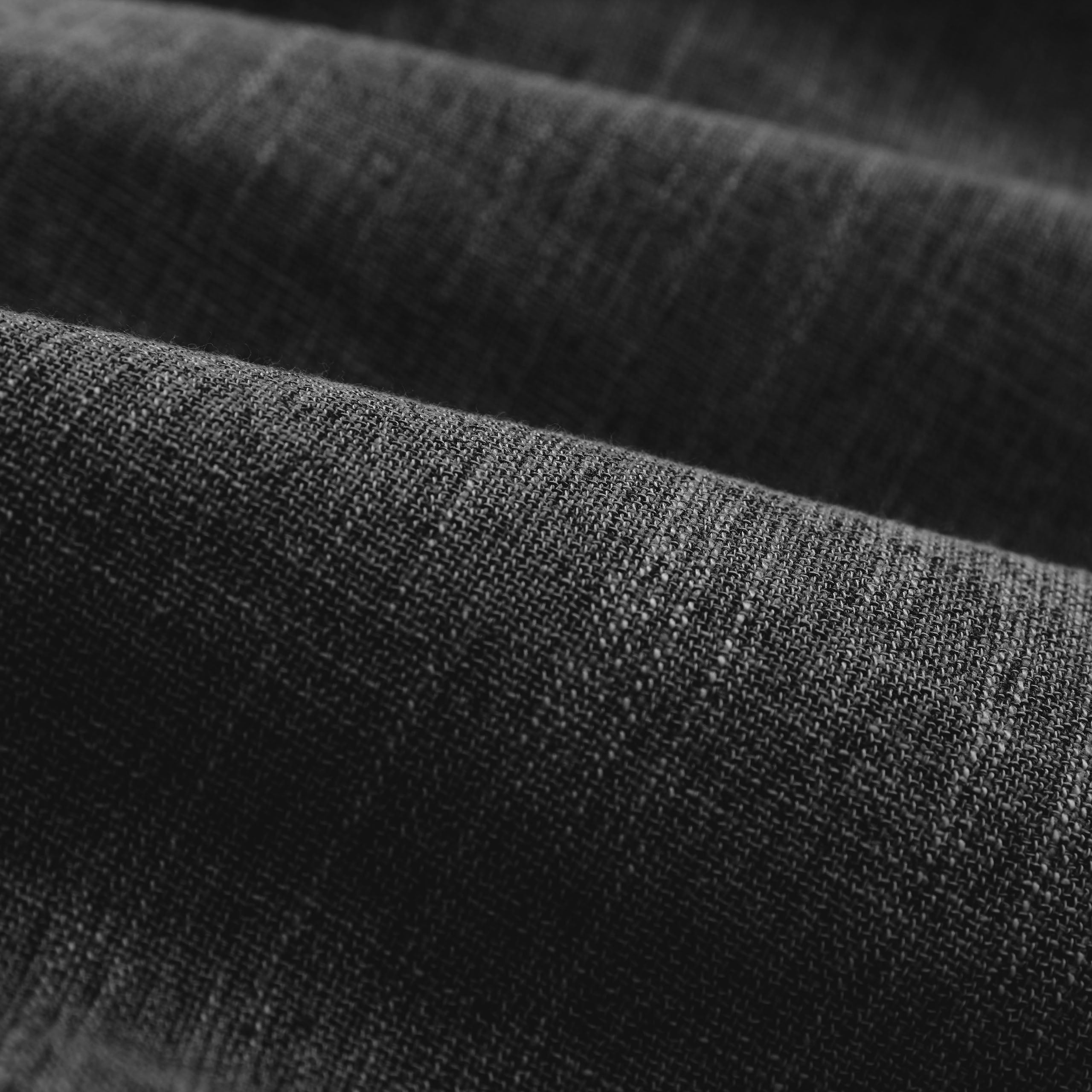 Detailansicht des Stoffes vom LUMALAND Sitzsack Dreieckig 2 in 1 aus der Interior Line in Dunkelgrau.