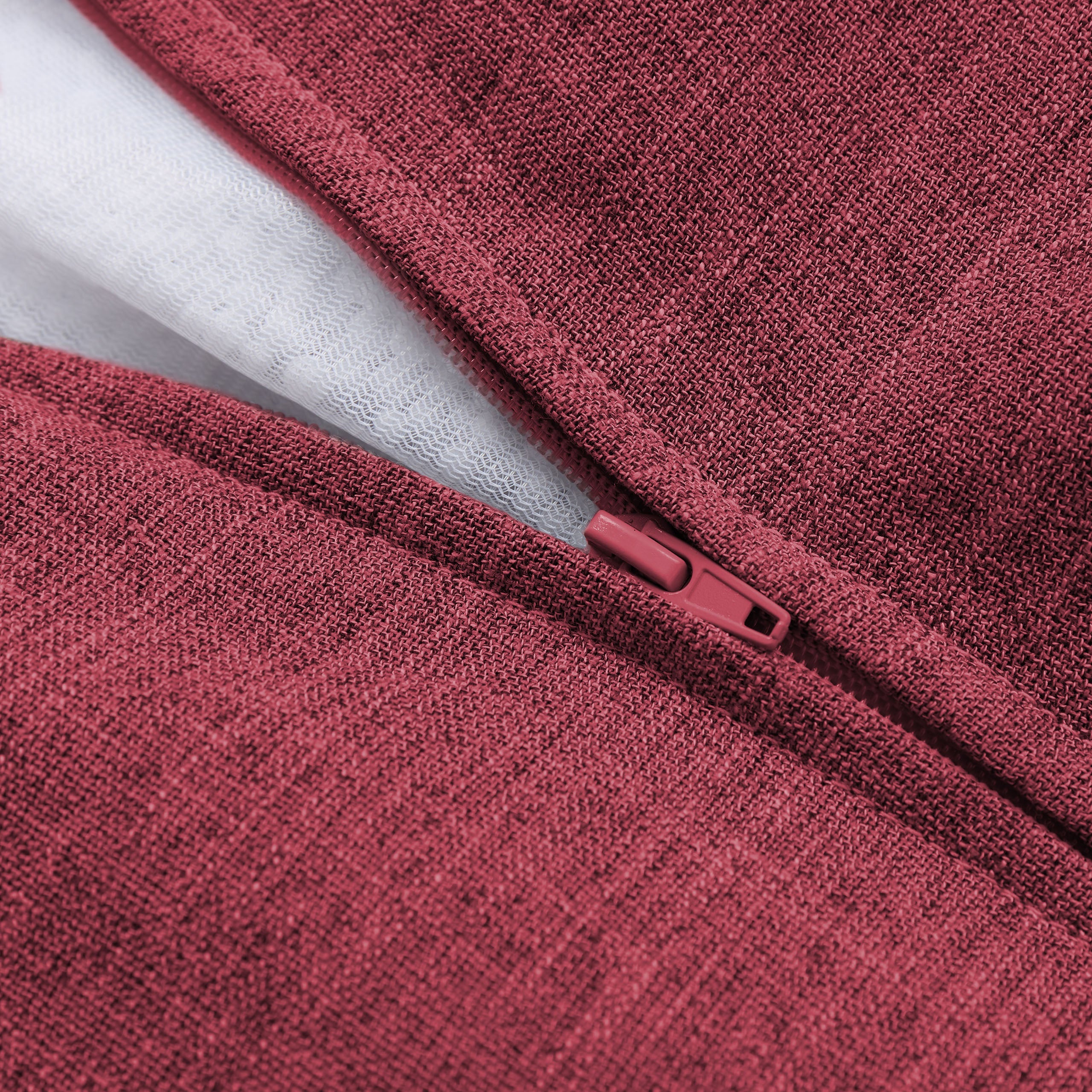 Detailansicht des Reißverschlusses vom LUMALAND Sitzsack Dreieckig 2 in 1 aus der Interior Line in Rot.