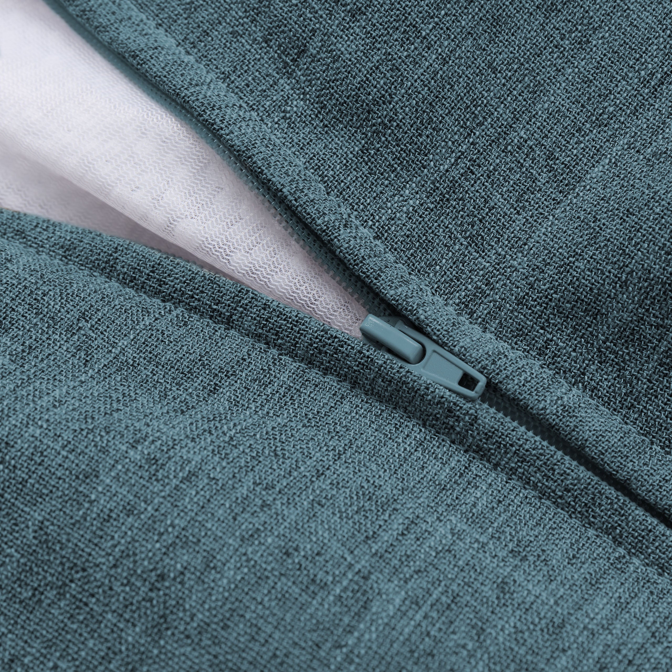 Detailansicht der Reißverschlusses vom LUMALAND Sitzsack Dreieckig 2 in 1 aus der Interior Line in Aquamarin.