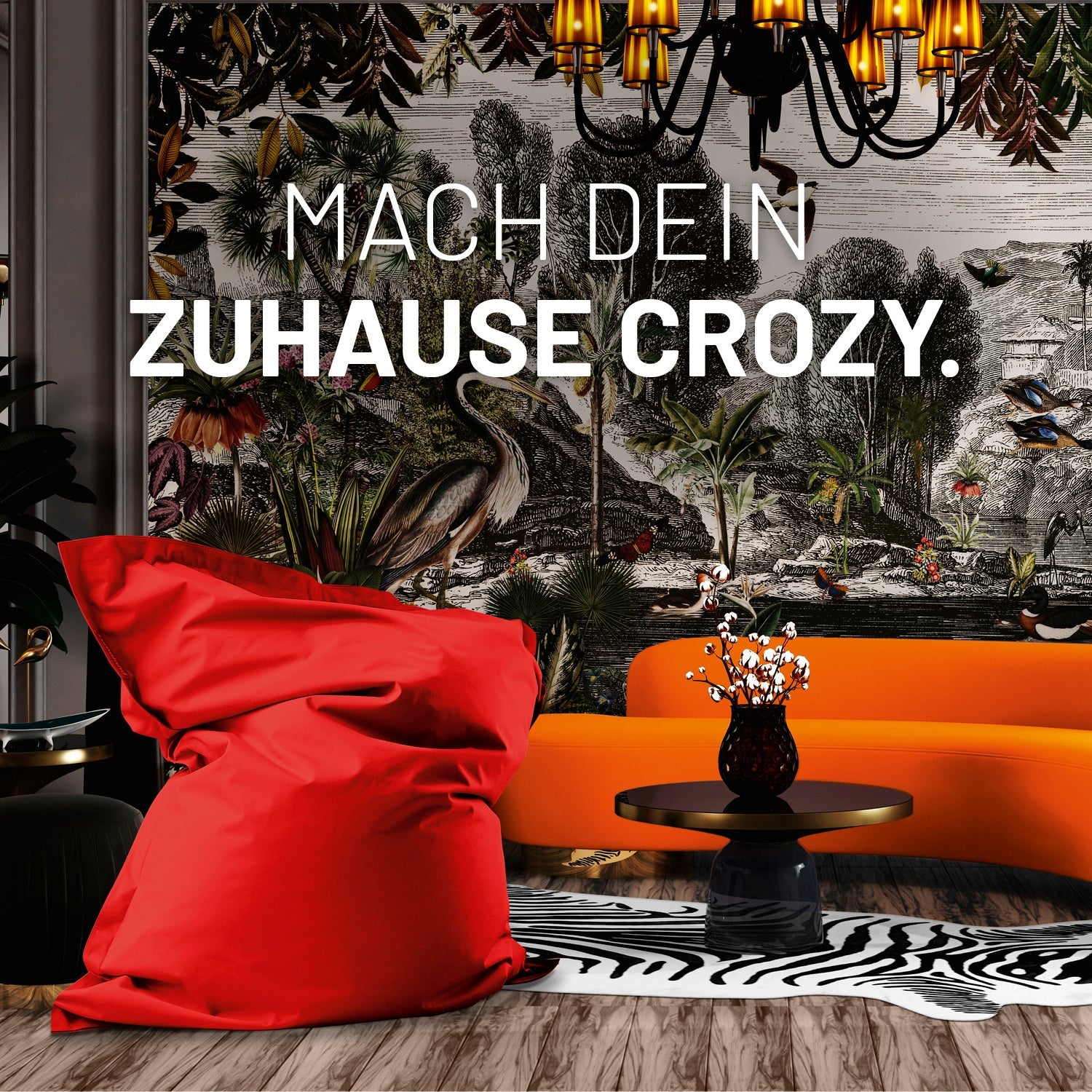Ein Wohnzimmer mit Dschungel-Tapete, XXL Sitzsack in Rot, Zebra-Teppich und modernen Sofa für ein crozy Zuhause.