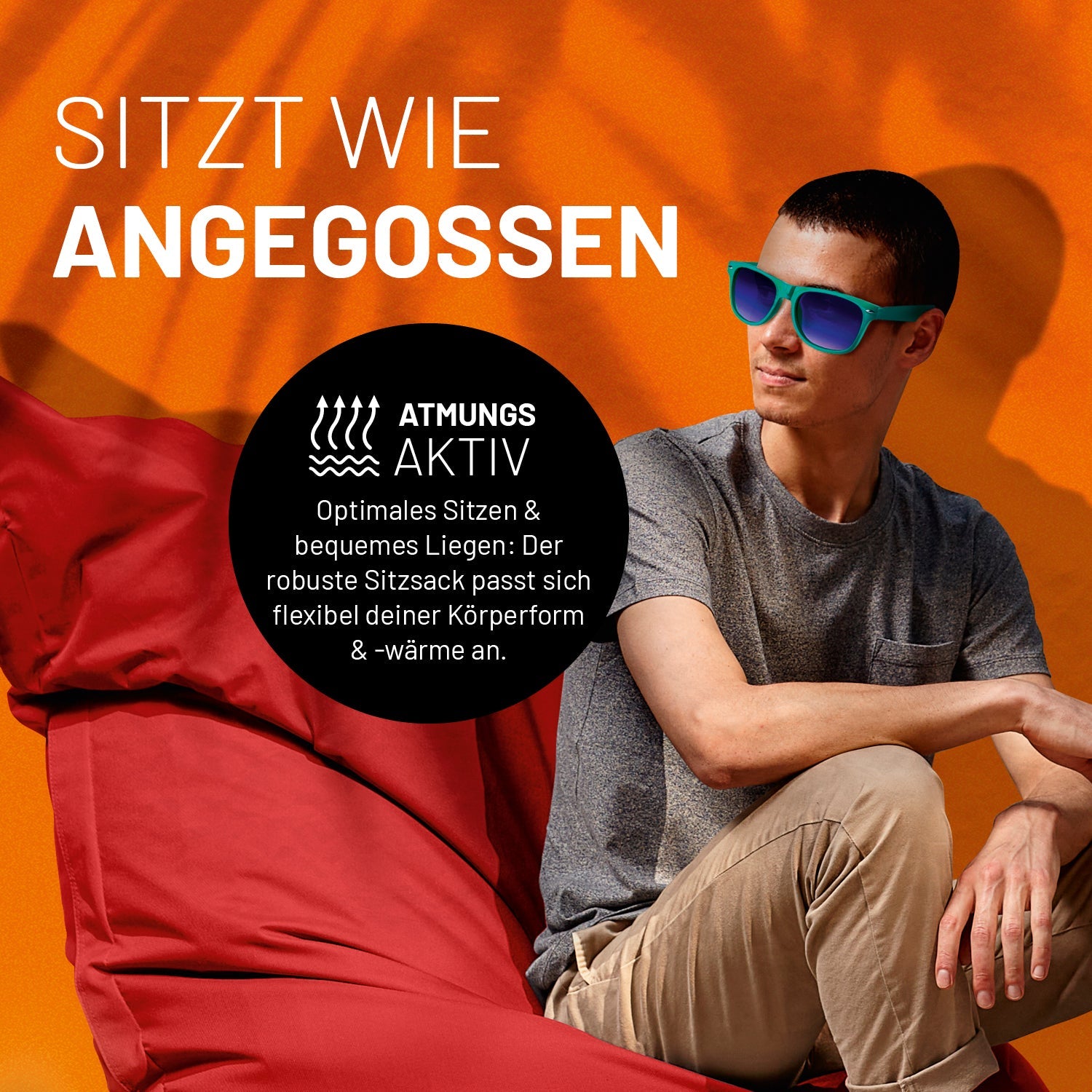 Ein junger Mann entspannt auf dem XXL Sitzsack in Rot. Icon "Atmungsaktiv" und "Passt sich Körperform und -wärme an".