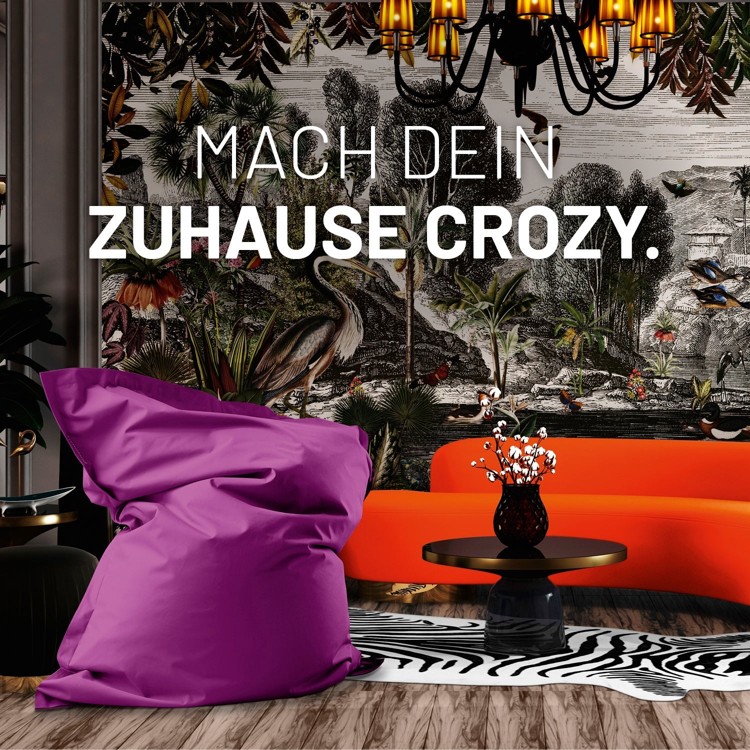 Ein Wohnzimmer mit Dschungel-Tapete, XXL Sitzsack in Lila, Zebra-Teppich und modernen Sofa für ein crozy Zuhause.