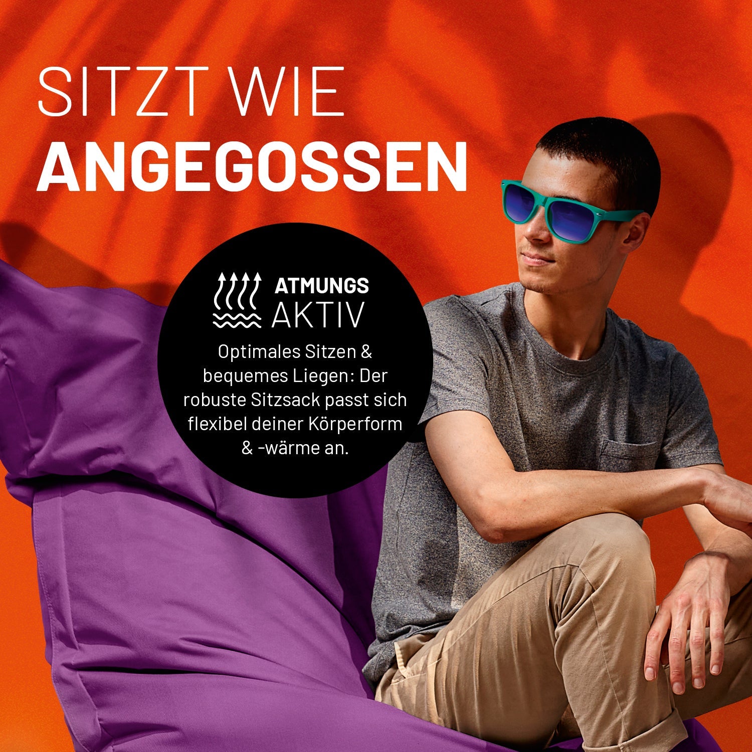 Ein junger Mann entspannt auf dem XXL Sitzsack in Lila. Icon "Atmungsaktiv" und "Passt sich Körperform und -wärme an".