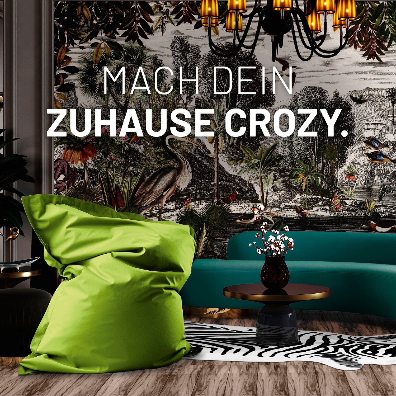Ein Wohnzimmer mit Dschungel-Tapete, XXL Sitzsack in Grün, Zebra-Teppich und modernen Sofa für ein crozy Zuhause.