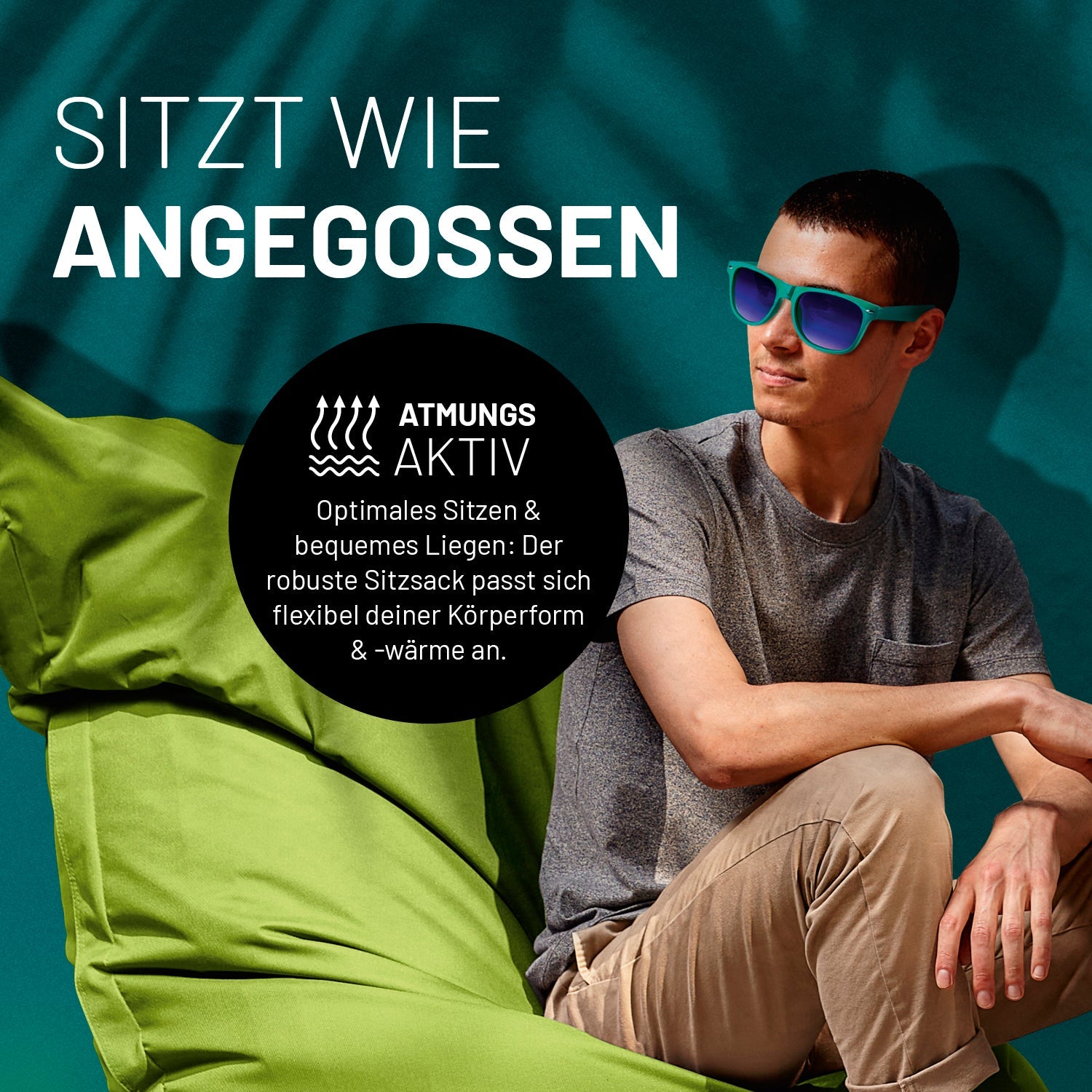 Ein junger Mann entspannt auf dem XXL Sitzsack in Grün. Icon "Atmungsaktiv" und "Passt sich Körperform und -wärme an".