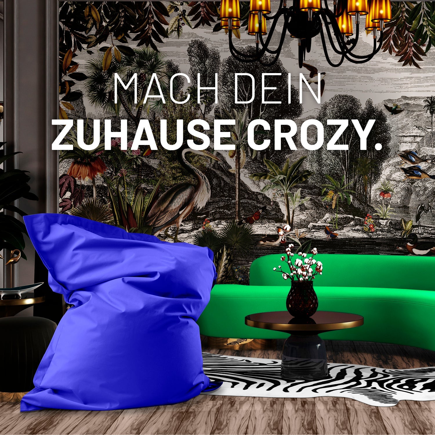 Ein Wohnzimmer mit Dschungel-Tapete, XXL Sitzsack in Royal, Zebra-Teppich und modernen Sofa für ein crozy Zuhause.