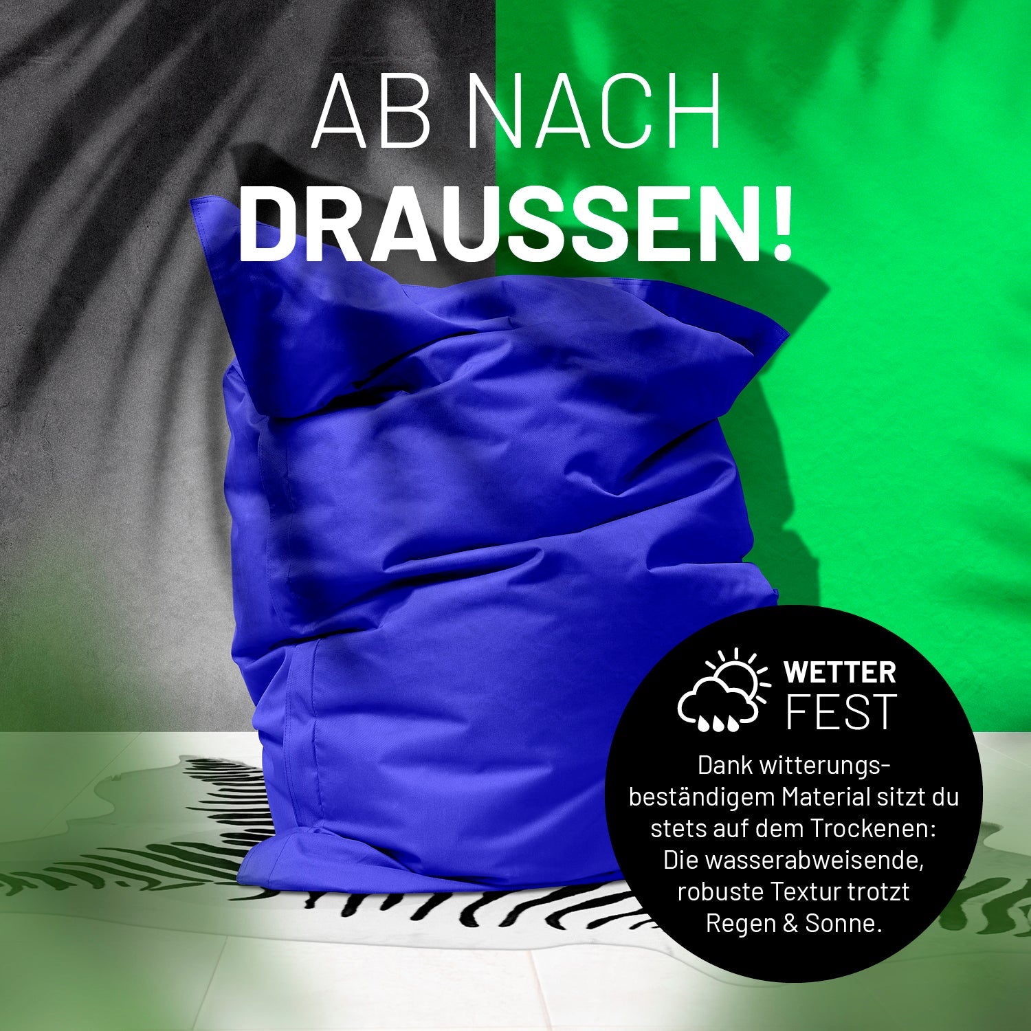 Sitzsack in Royalblau auf einer Terrasse mit dem Schatten von Palmen - "Wetterfest" und "Witterungsbeständiges Material."