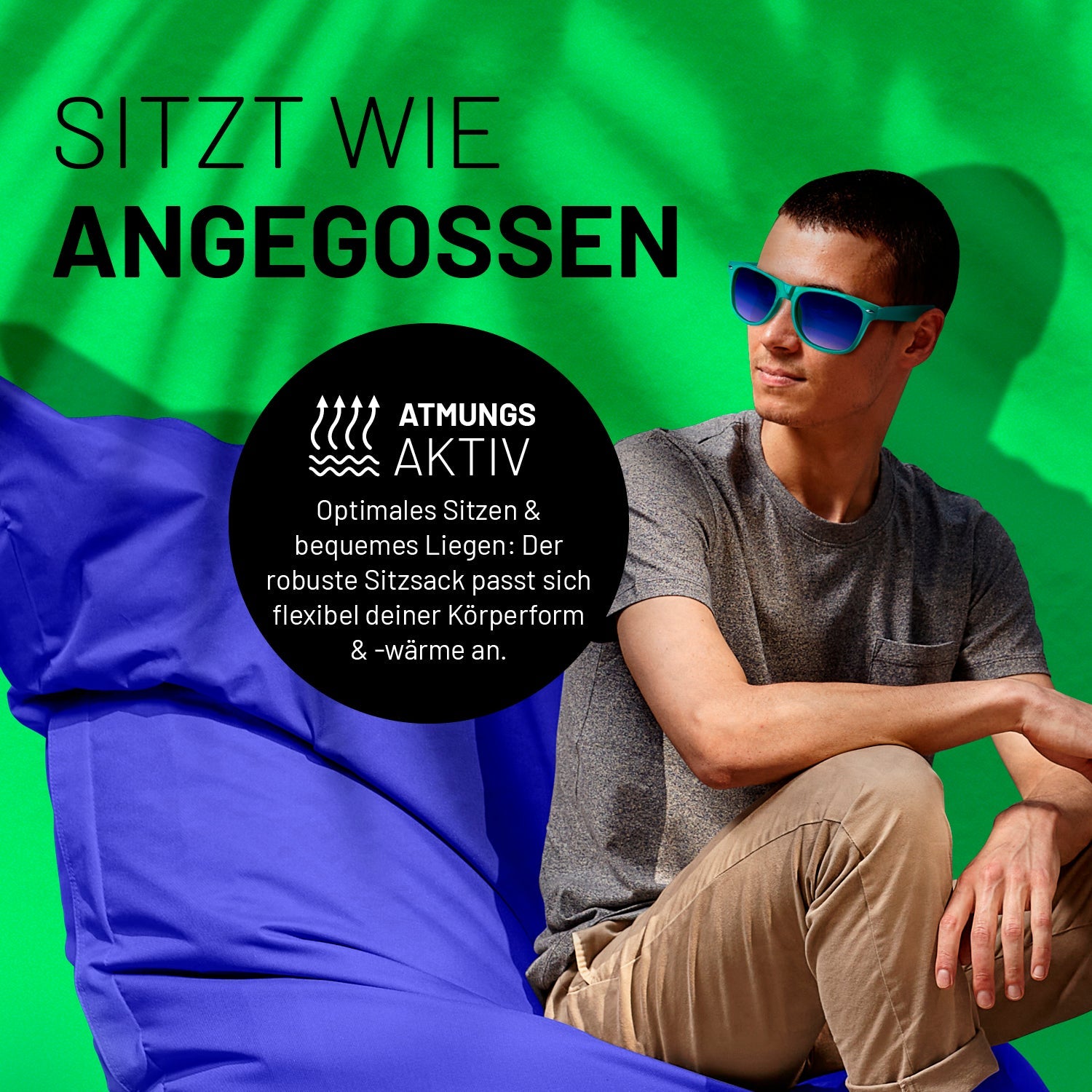 Ein junger Mann entspannt auf dem XXL Sitzsack in Royalblau. Icon "Atmungsaktiv" und "Passt sich Körperform und -wärme an".