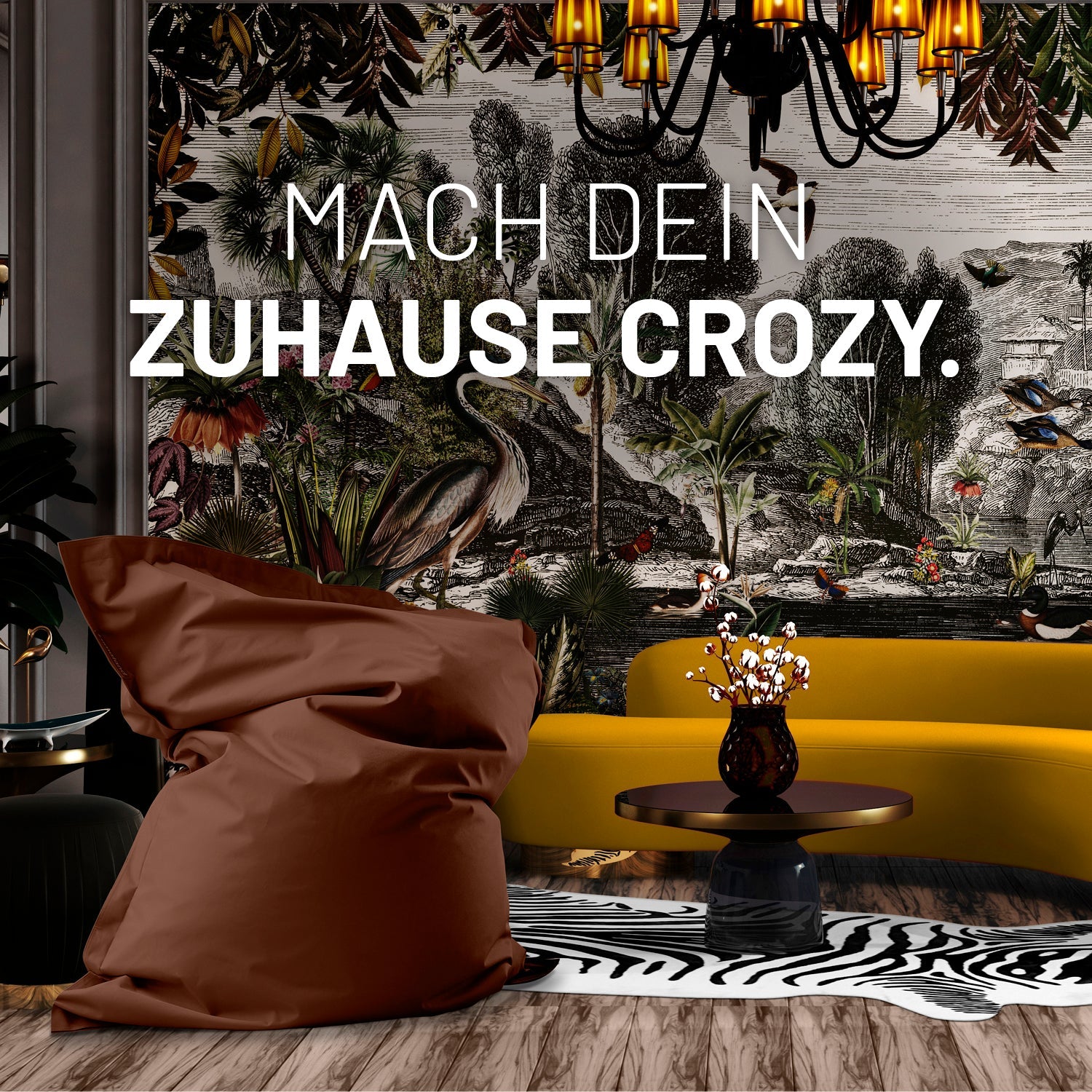 Ein Wohnzimmer mit Dschungel-Tapete, XXL Sitzsack in Braun, Zebra-Teppich und modernen Sofa für ein crozy Zuhause.