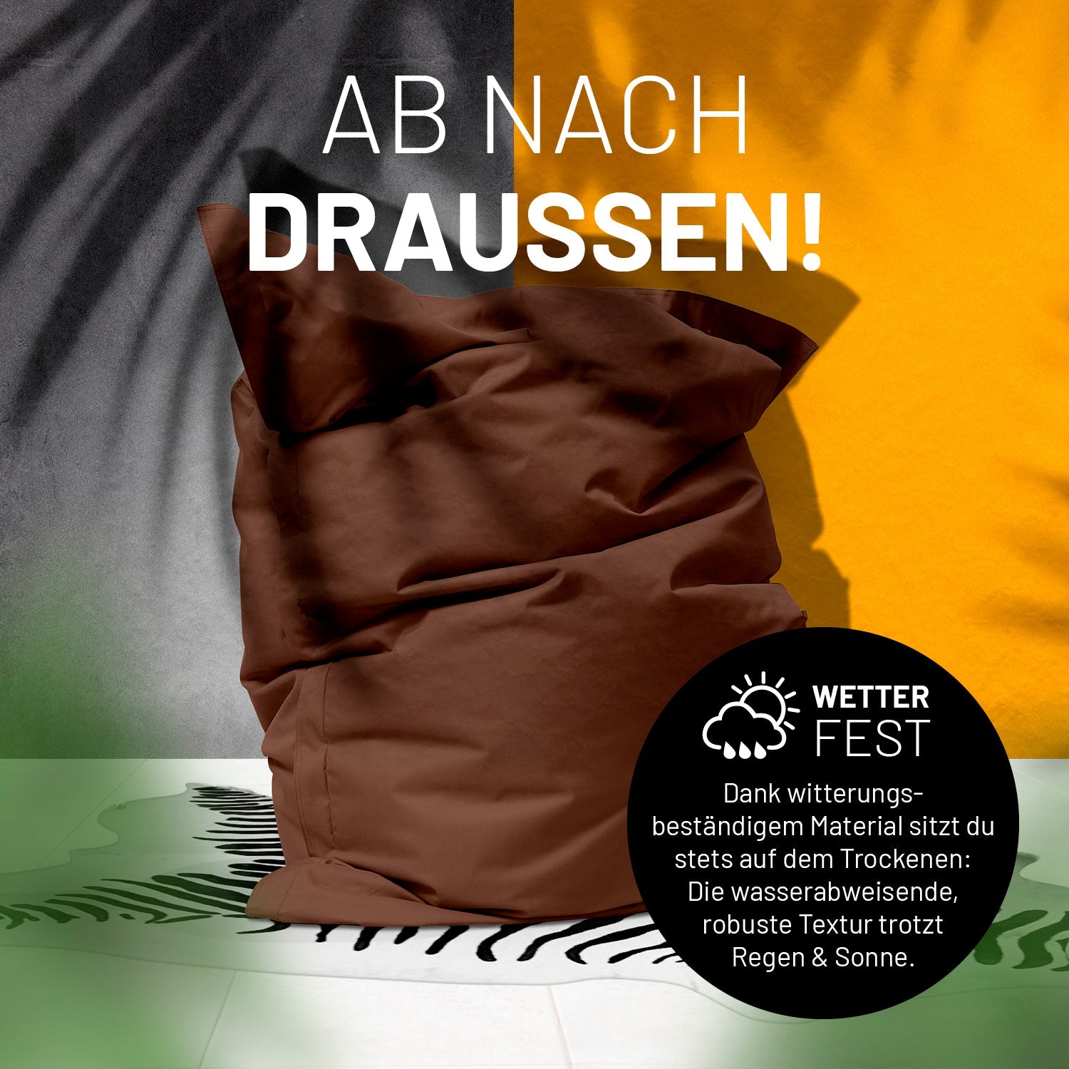 Sitzsack in Braun auf einer Terrasse mit dem Schatten von Palmen - "Wetterfest" und "Witterungsbeständiges Material."