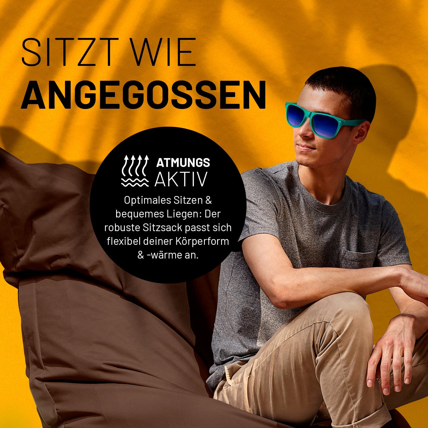 Ein junger Mann entspannt auf dem XXL Sitzsack in Braun. Icon "Atmungsaktiv" und "Passt sich Körperform und -wärme an".