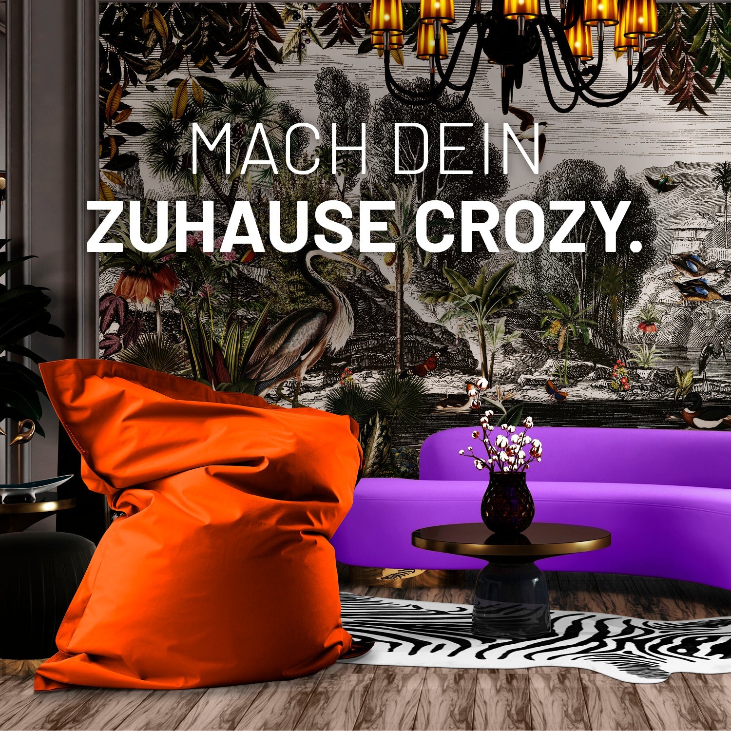 Ein Wohnzimmer mit Dschungel-Tapete, XXL Sitzsack in Orange, Zebra-Teppich und modernen Sofa für ein crozy Zuhause.