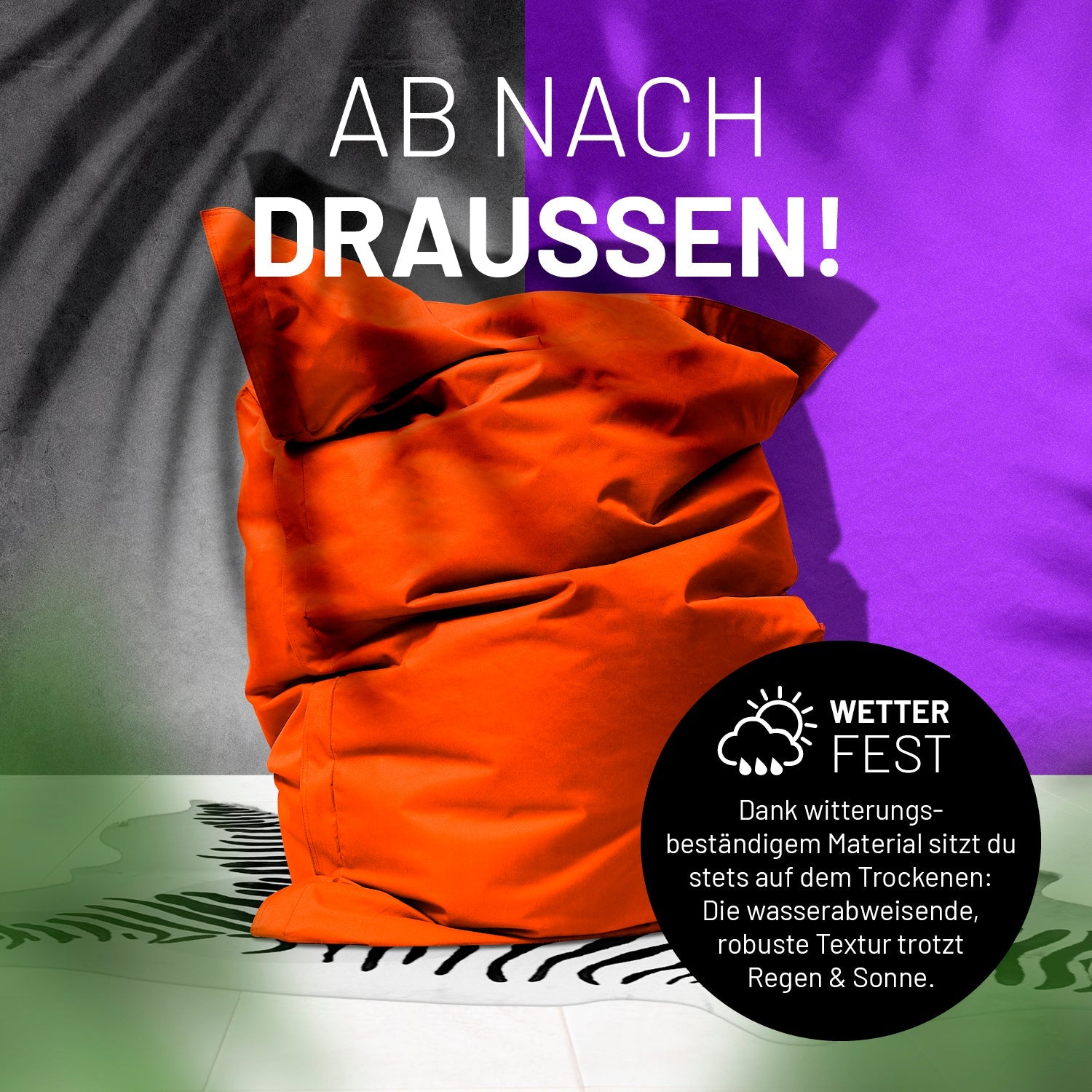 Sitzsack in Orange auf einer Terrasse mit dem Schatten von Palmen - "Wetterfest" und "Witterungsbeständiges Material."