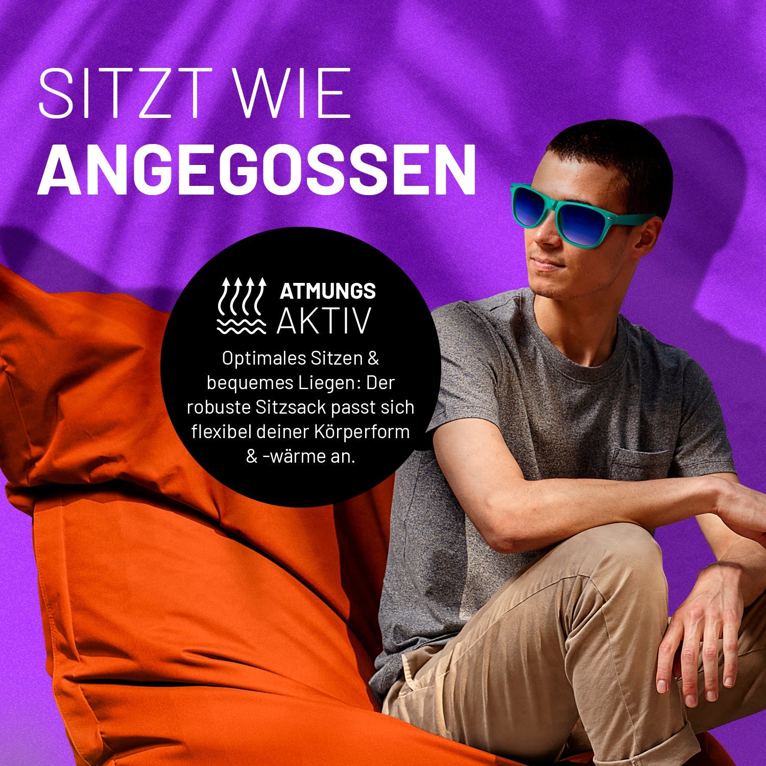 Ein junger Mann entspannt auf dem XXL Sitzsack in Orange. Icon "Atmungsaktiv" und "Passt sich Körperform und -wärme an".