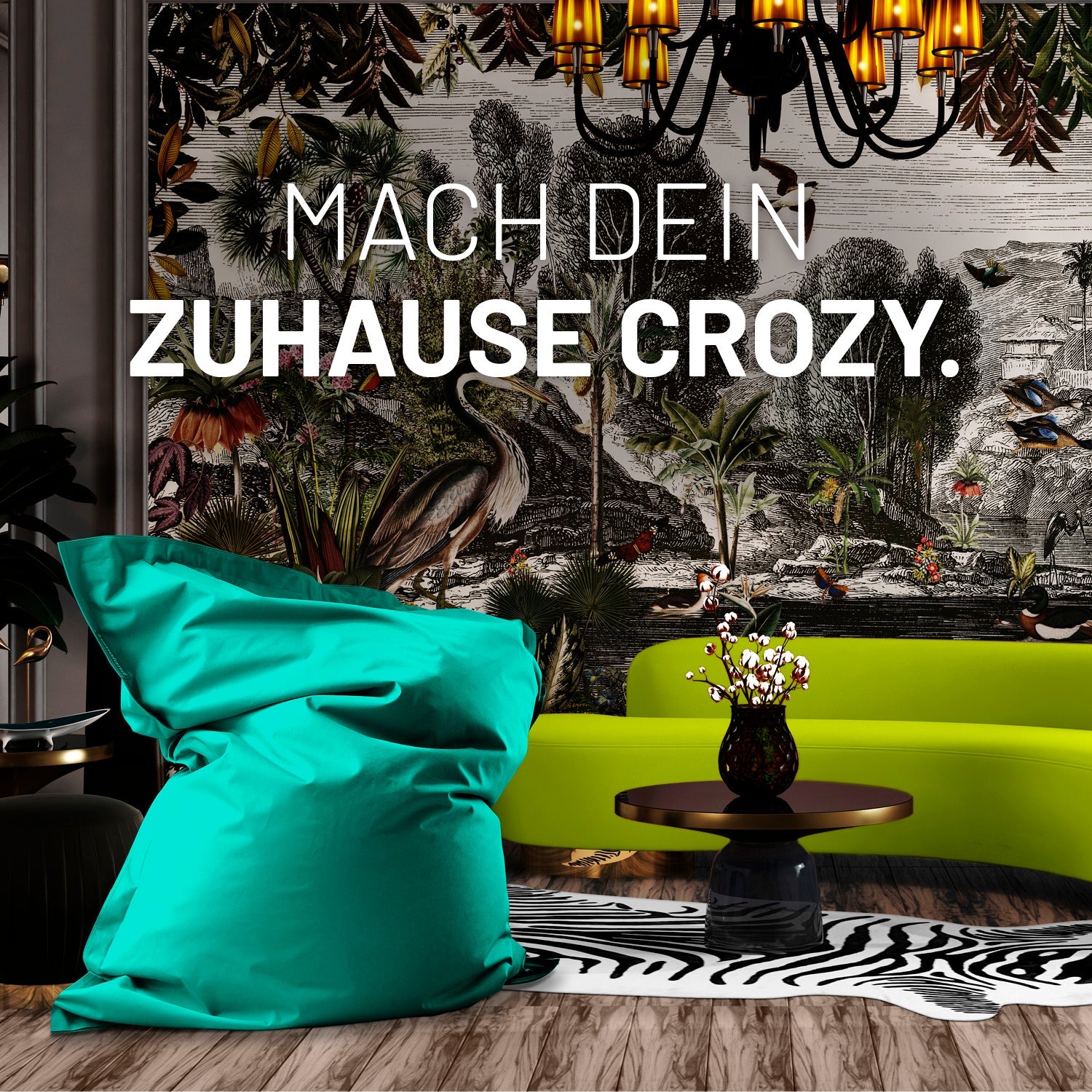 Ein Wohnzimmer mit Dschungel-Tapete, XXL Sitzsack in Türkis, Zebra-Teppich und modernen Sofa für ein crozy Zuhause.