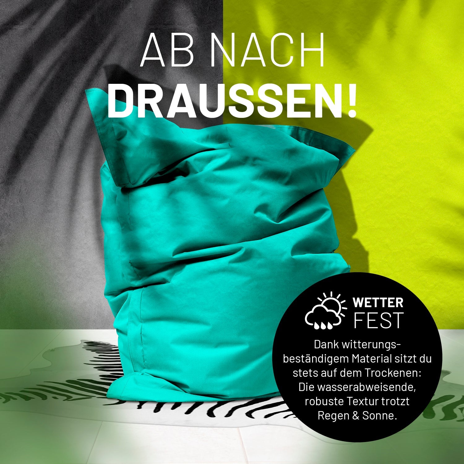 Sitzsack in Türkis auf einer Terrasse mit dem Schatten von Palmen - "Wetterfest" und "Witterungsbeständiges Material."