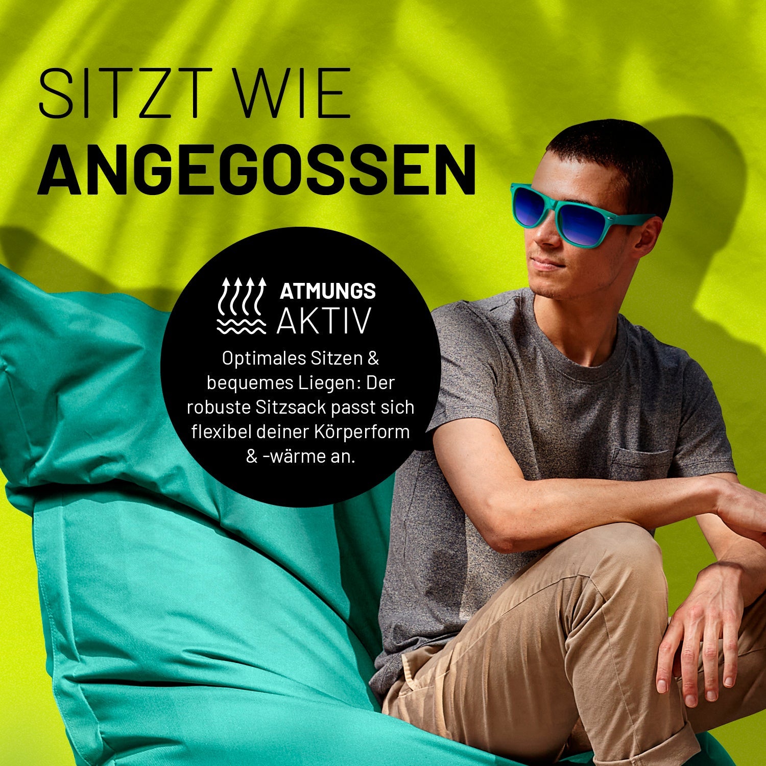 Ein junger Mann entspannt auf dem XXL Sitzsack in Türkis. Icon "Atmungsaktiv" und "Passt sich Körperform und -wärme an".