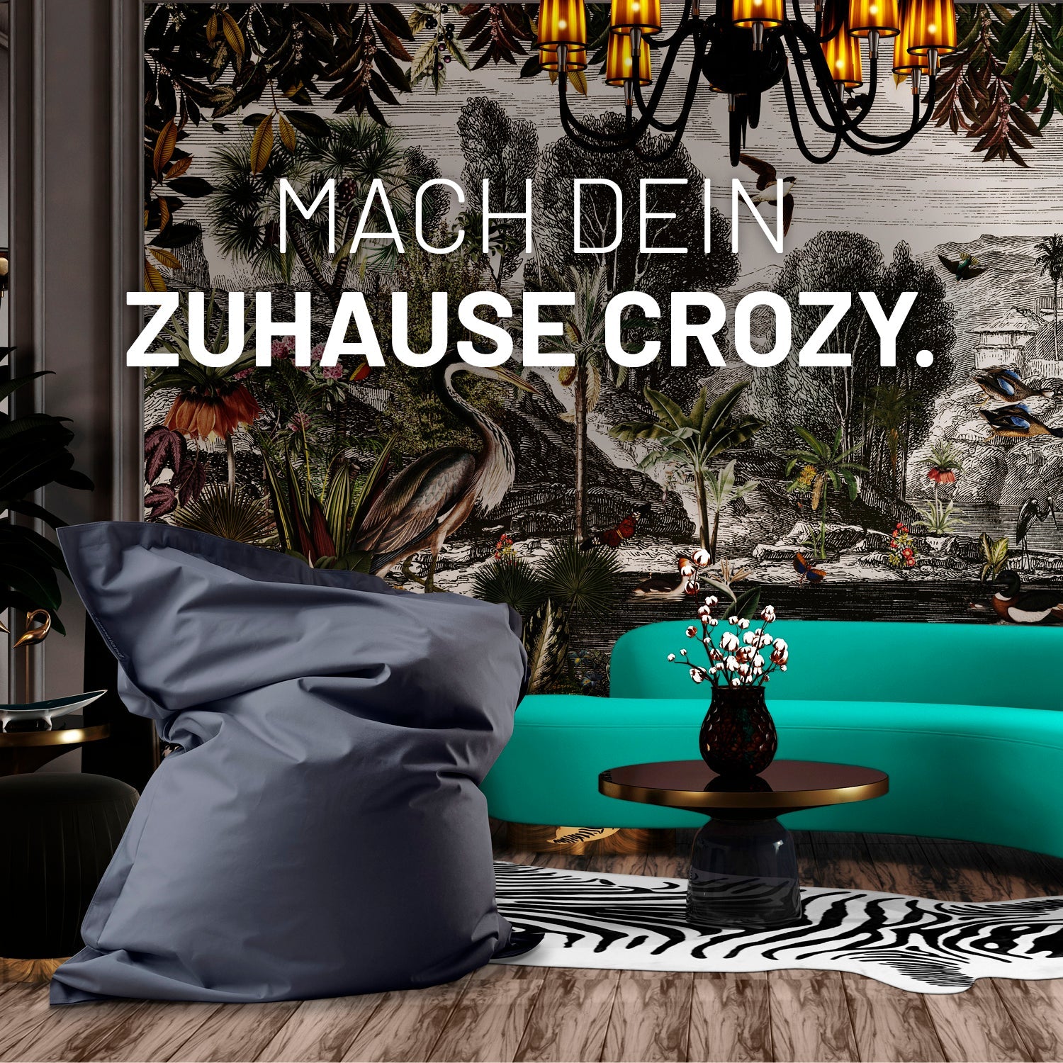 Ein Wohnzimmer mit Dschungel-Tapete, XXL Sitzsack in Stahlgrau, Zebra-Teppich und modernen Sofa für ein crozy Zuhause.
