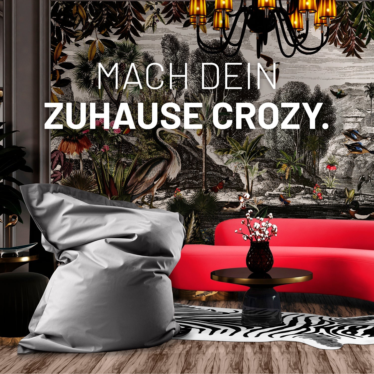 Ein Wohnzimmer mit Dschungel-Tapete, XXL Sitzsack in Grau, Zebra-Teppich und modernen Sofa für ein crozy Zuhause.