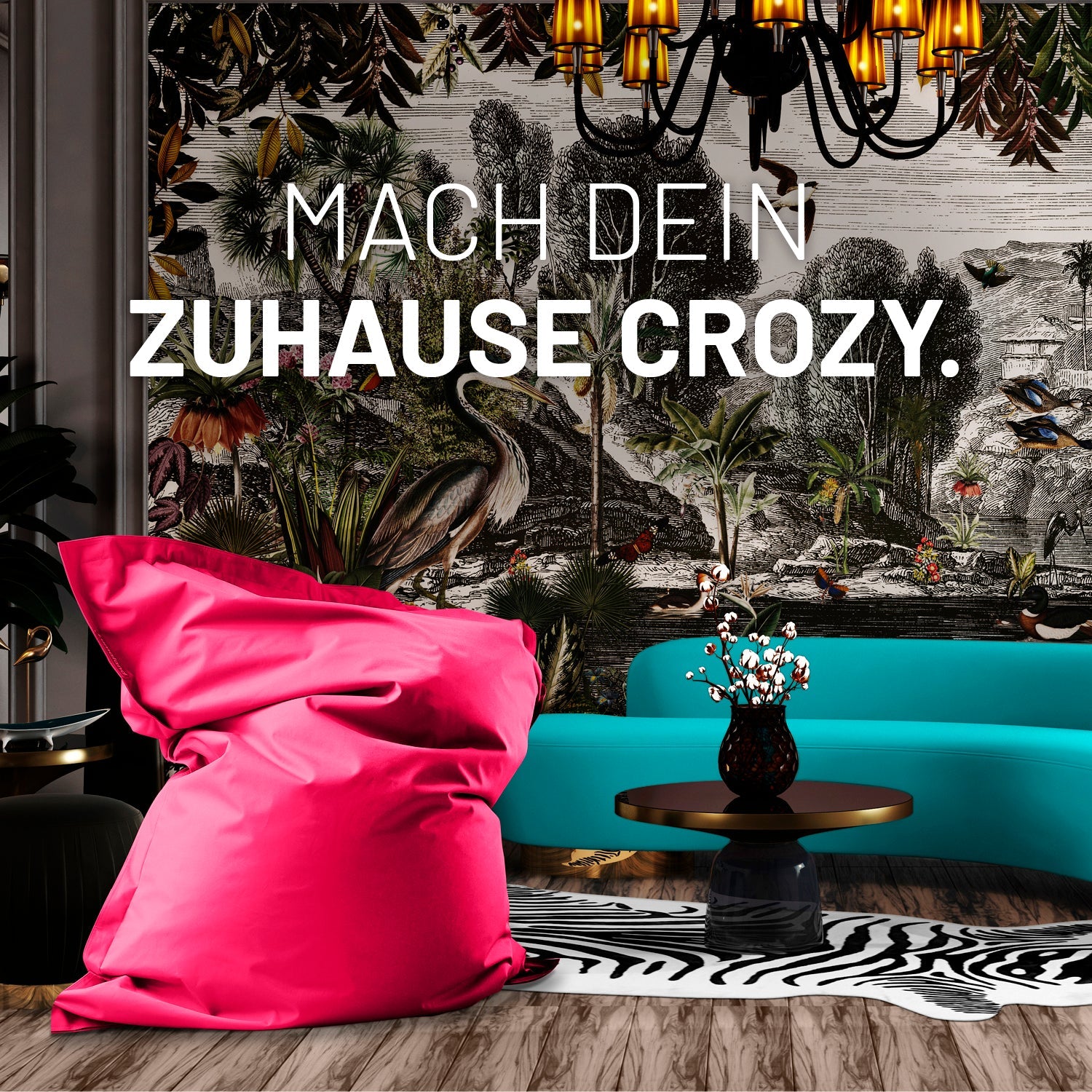 Ein Wohnzimmer mit Dschungel-Tapete, XXL Sitzsack in Pink, Zebra-Teppich und modernen Sofa für ein crozy Zuhause.