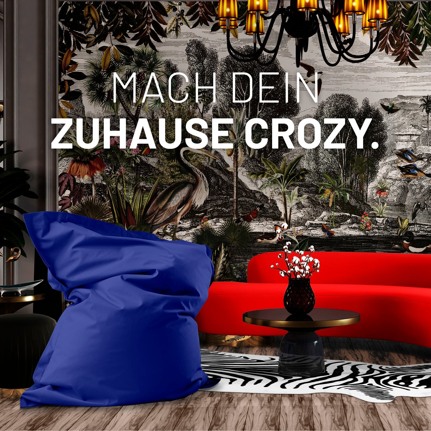 Ein Wohnzimmer mit Dschungel-Tapete, XXL Sitzsack in Dunkelblau, Zebra-Teppich und modernen Sofa für ein crozy Zuhause.