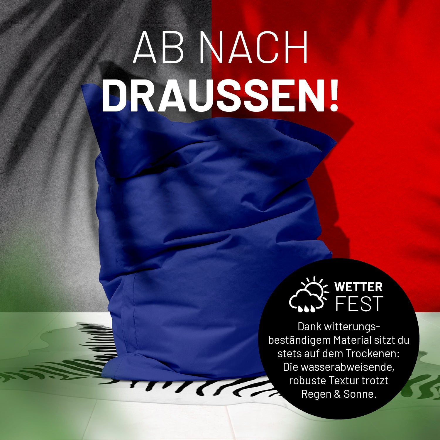 Sitzsack in Dunkelblau auf einer Terrasse mit dem Schatten von Palmen - "Wetterfest" und "Witterungsbeständiges Material."