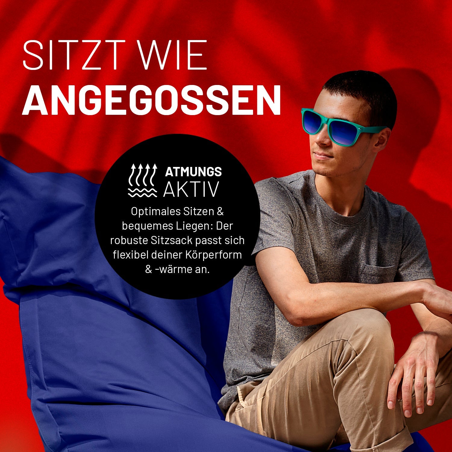 Ein junger Mann entspannt auf dem XXL Sitzsack in Dunkelblau. Icon "Atmungsaktiv" und "Passt sich Körperform und -wärme an".
