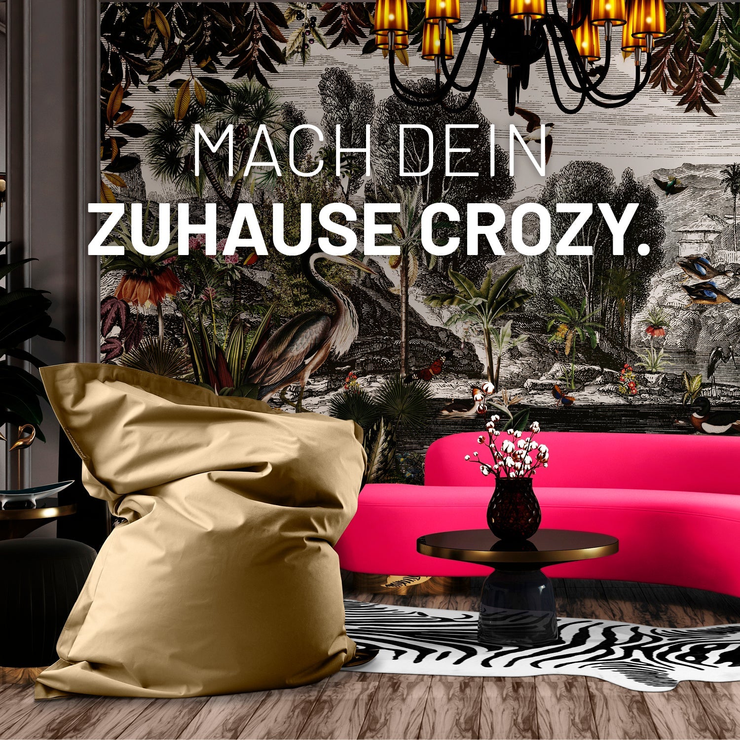 Ein Wohnzimmer mit Dschungel-Tapete, XXL Sitzsack in Beige, Zebra-Teppich und modernen Sofa für ein crozy Zuhause.
