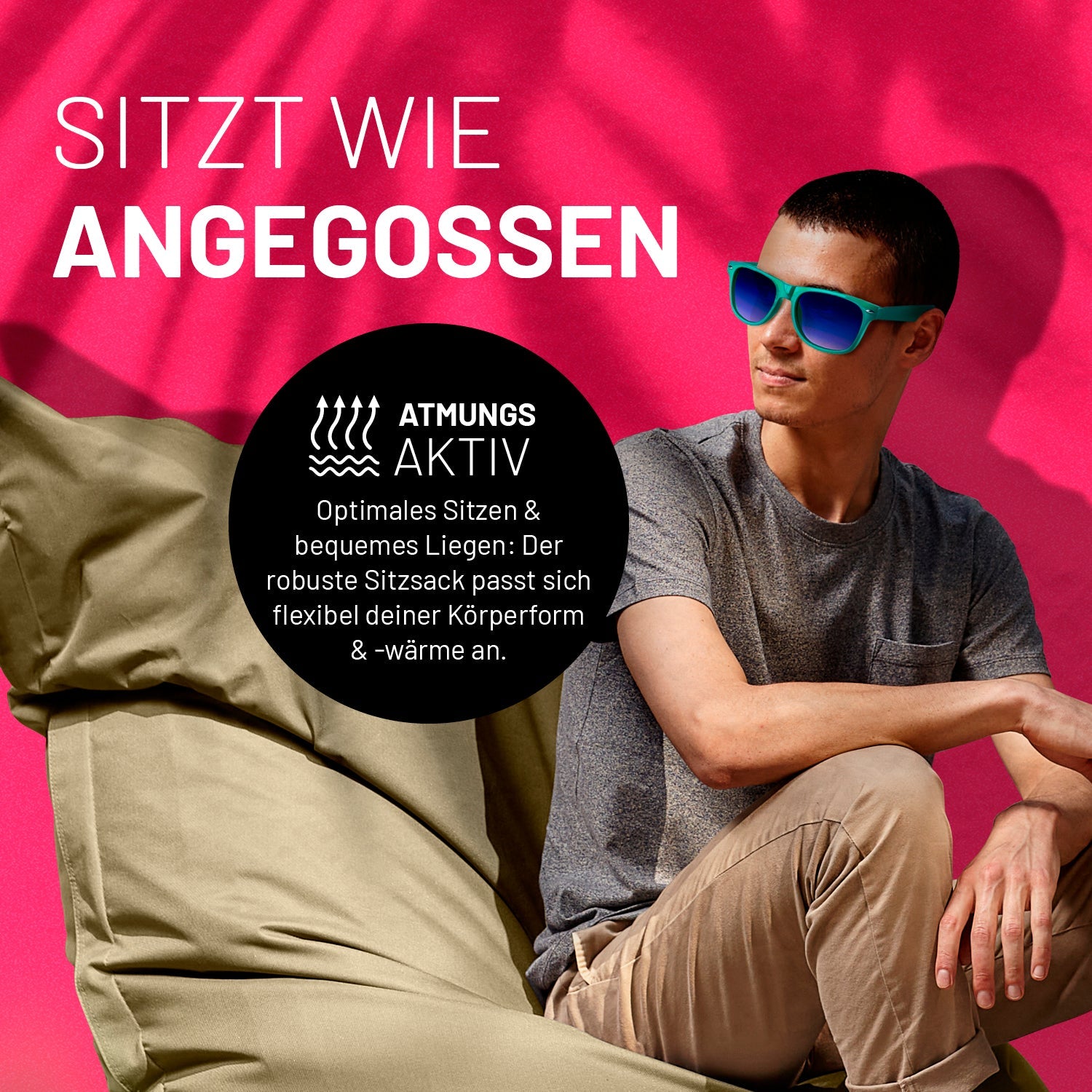 Ein junger Mann entspannt auf dem XXL Sitzsack in Beige. Icon "Atmungsaktiv" und "Passt sich Körperform und -wärme an".
