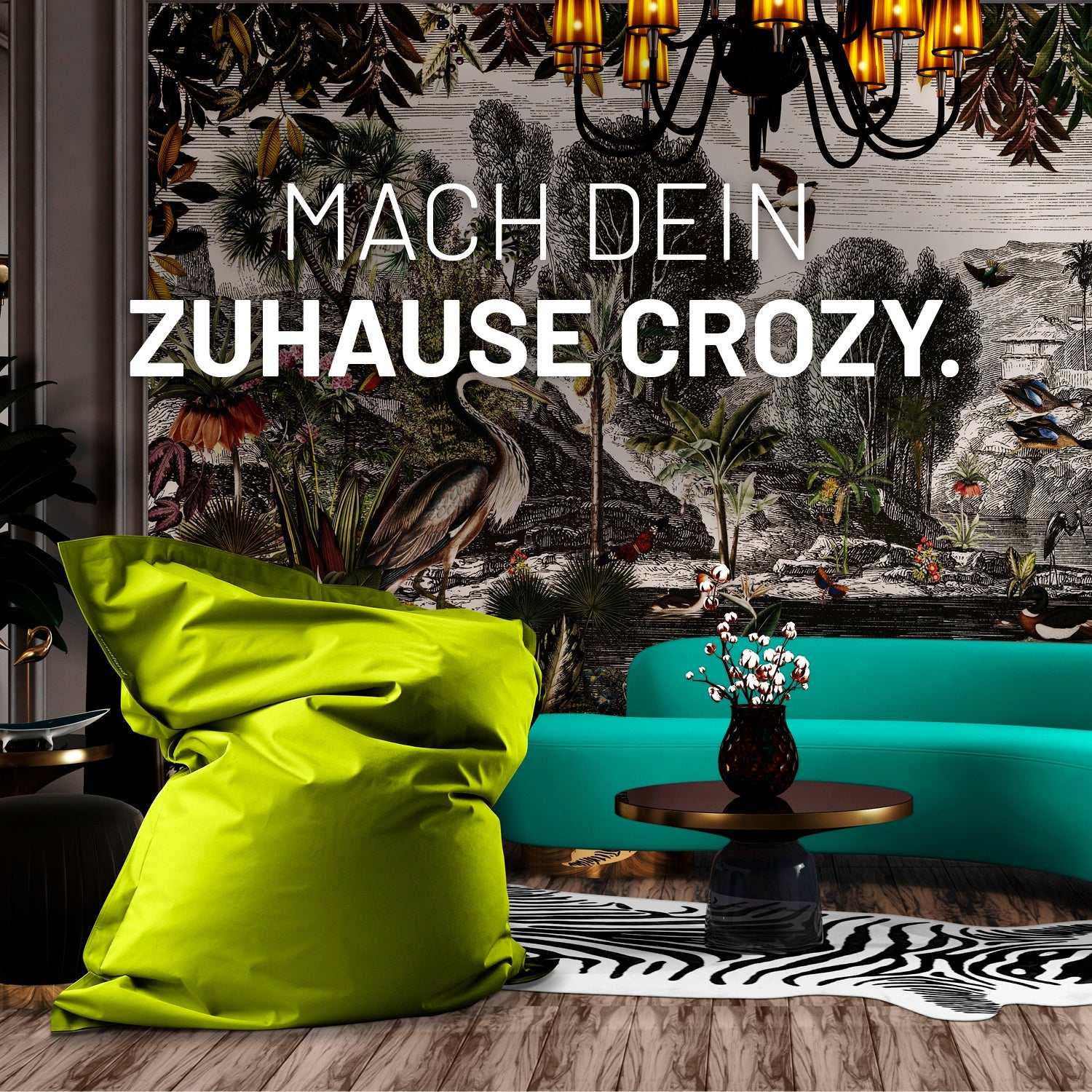 Ein Wohnzimmer mit Dschungel-Tapete, XXL Sitzsack in Apfelgrün, Zebra-Teppich und modernen Sofa für ein crozy Zuhause.