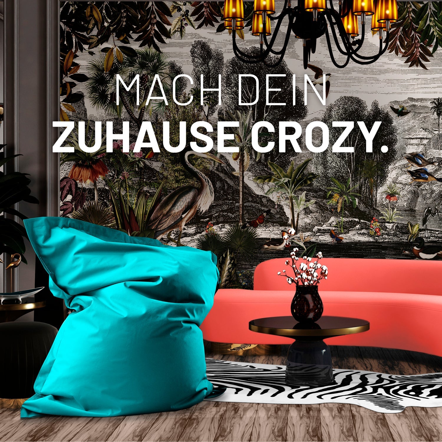 Ein Wohnzimmer mit Dschungel-Tapete, XXL Sitzsack in Aquamarin, Zebra-Teppich und modernen Sofa für ein crozy Zuhause.