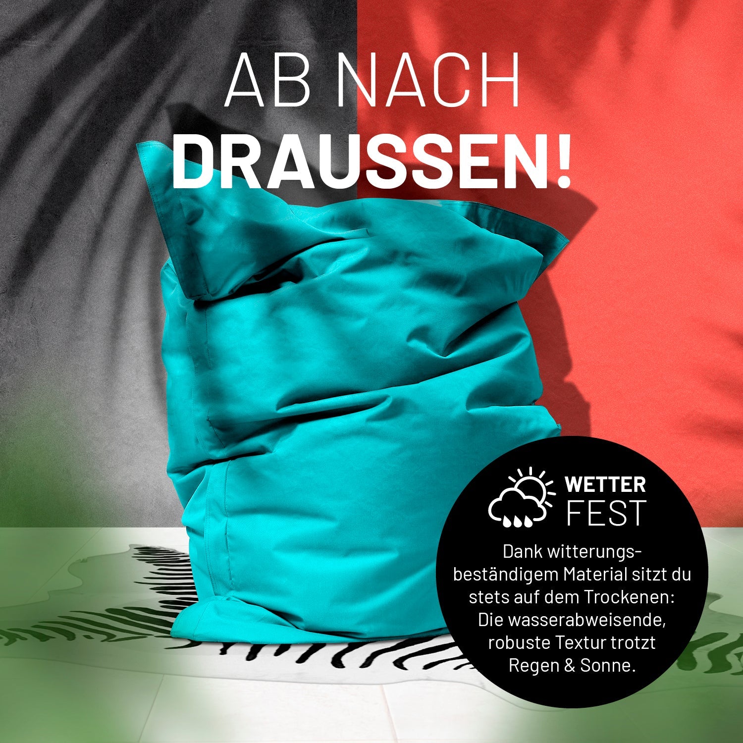 Sitzsack in Aquamarin auf einer Terrasse mit dem Schatten von Palmen - "Wetterfest" und "Witterungsbeständiges Material."