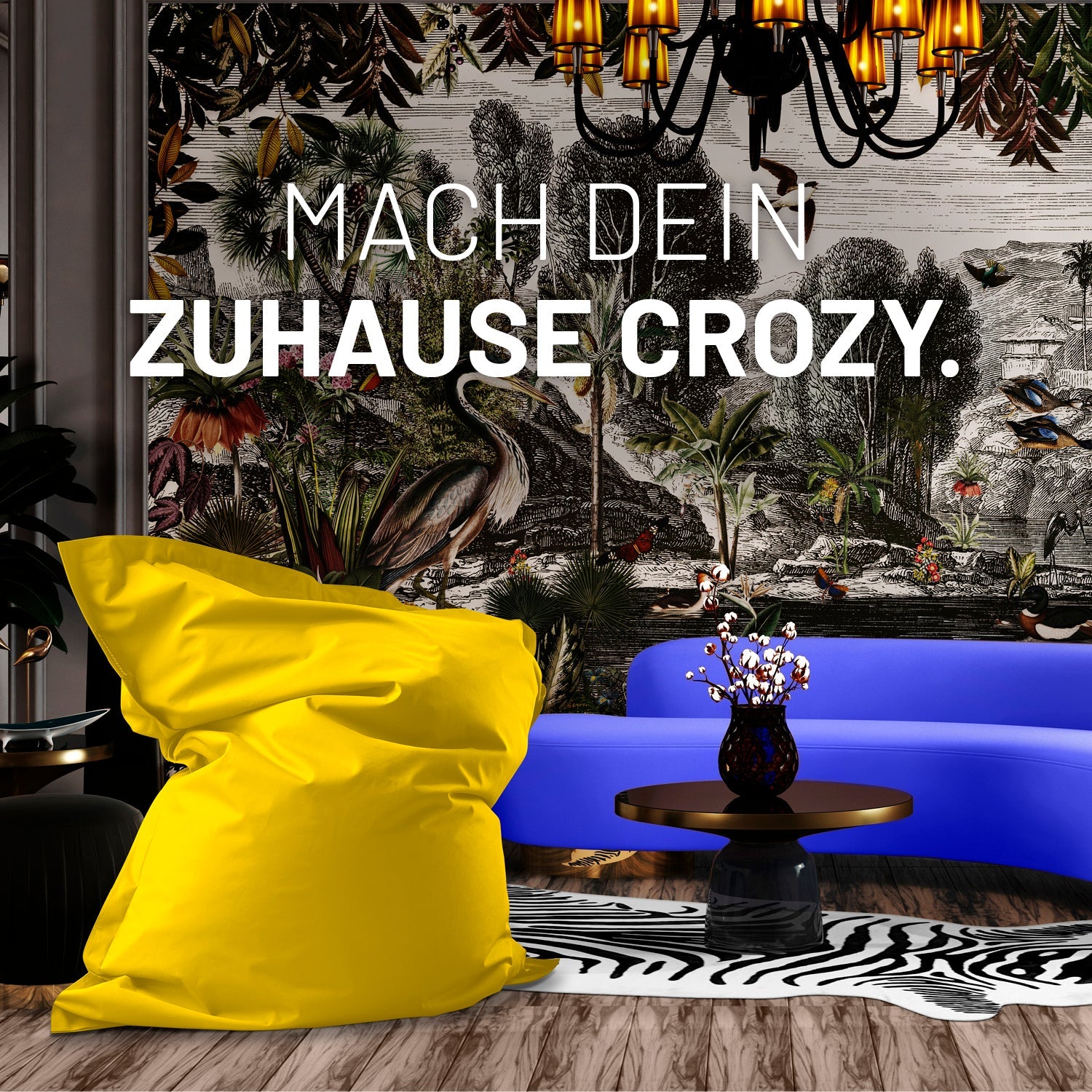 Ein Wohnzimmer mit Dschungel-Tapete, XXL Sitzsack in Gelb, Zebra-Teppich und modernen Sofa für ein crozy Zuhause.