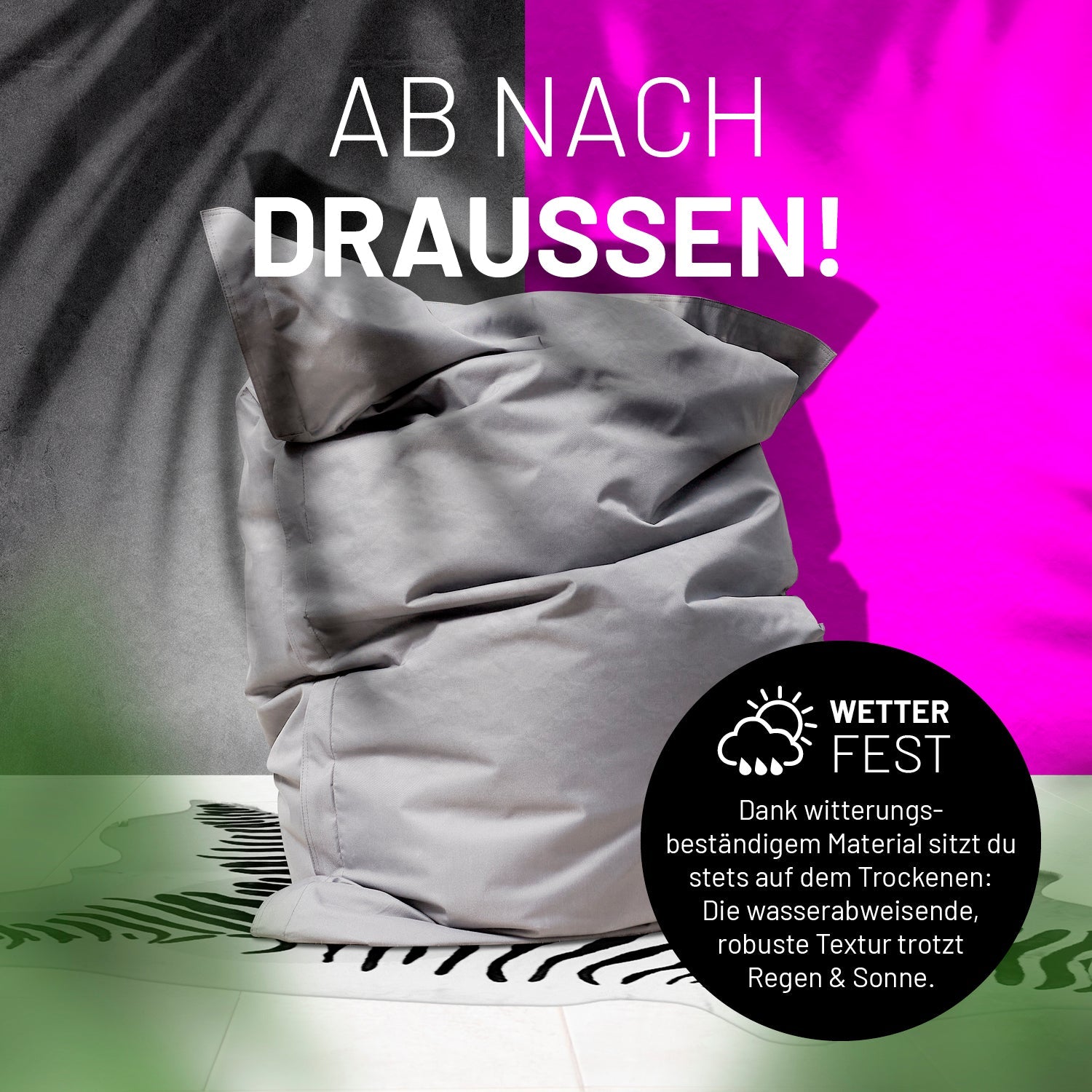 Sitzsack in Silbergrau auf einer Terrasse mit dem Schatten von Palmen - "Wetterfest" und "Witterungsbeständiges Material."