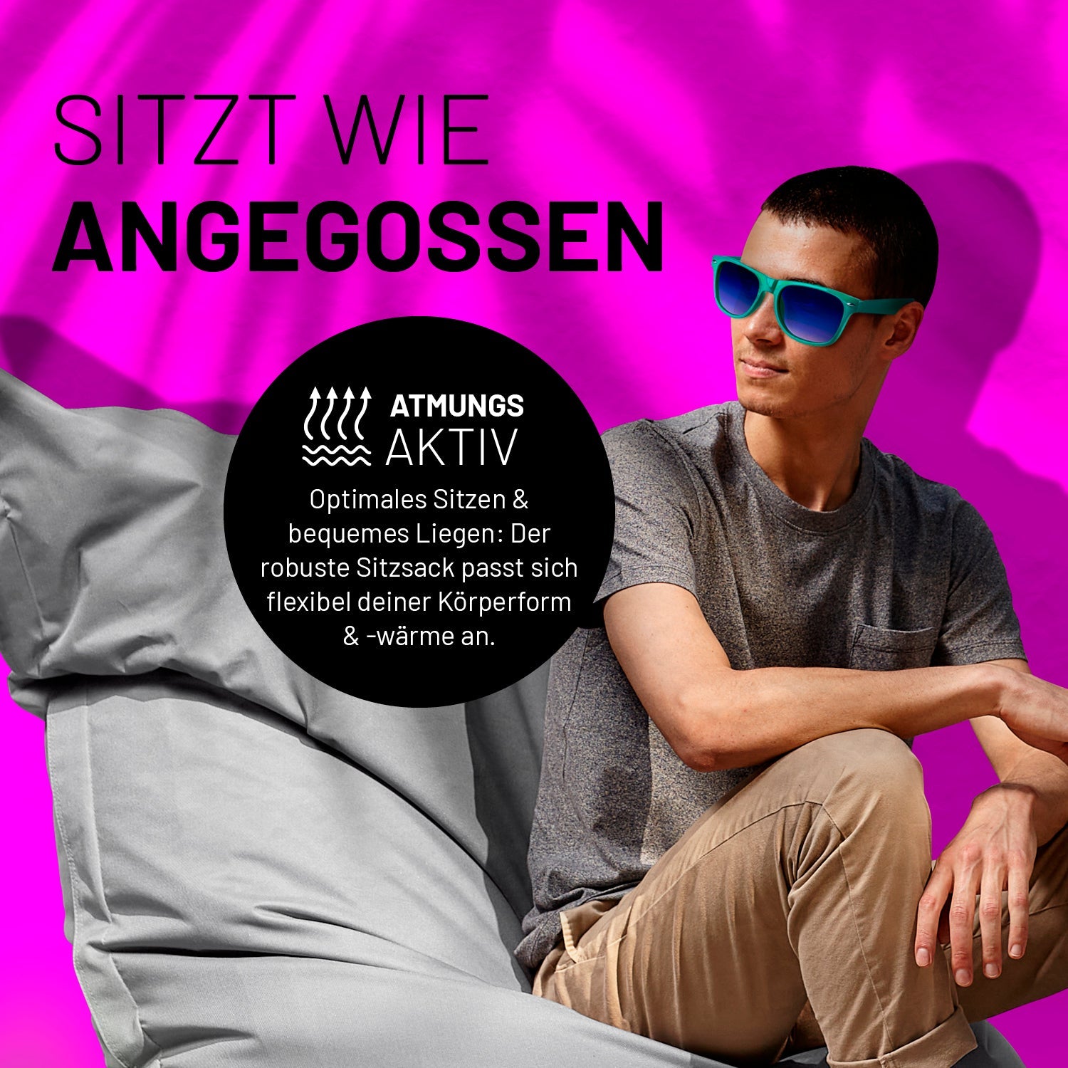 Ein junger Mann entspannt auf dem XXL Sitzsack in Silbergrau. Icon "Atmungsaktiv" und "Passt sich Körperform und -wärme an".