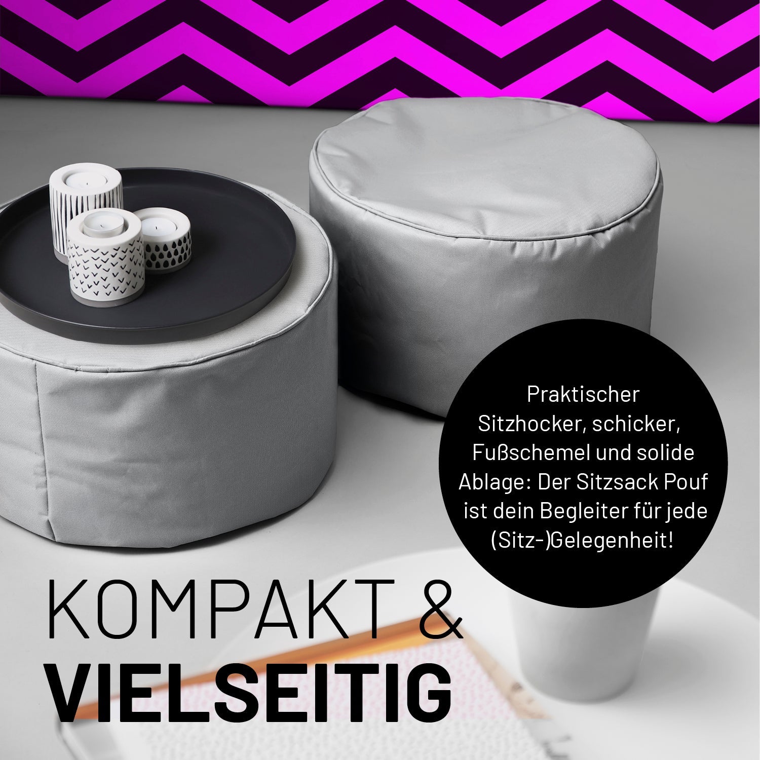 Zwei Poufs im Wohnzimmer mit einem abgestellten Tablett mit Kerzen. Icon "Sitzhocker, Fußschemel und Ablage in Einem".