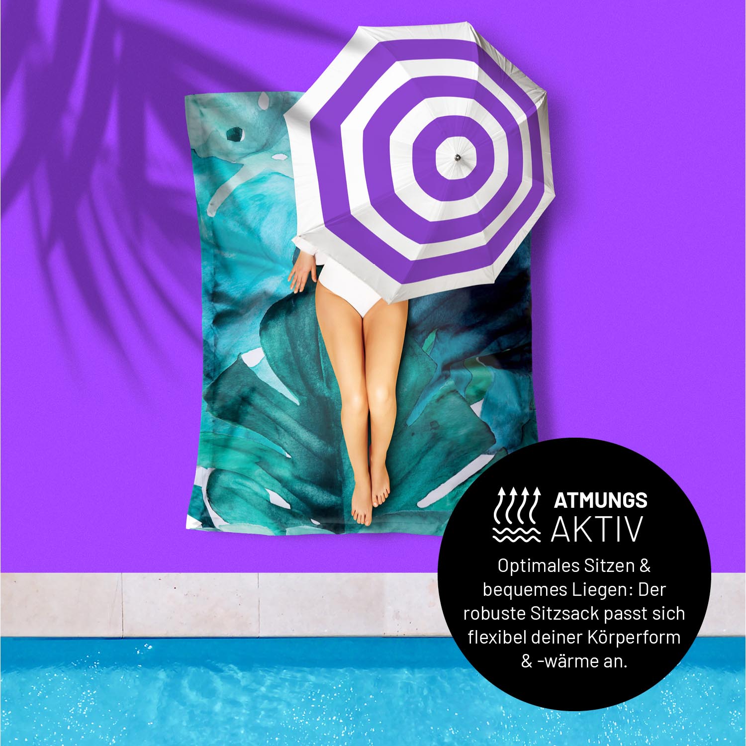 Eine Frau liegt unter einem Sonnenschirm am Pool auf dem Sitzsack Botanical - "Atmungsaktiv - Passt sich Körperform & -wärme an".