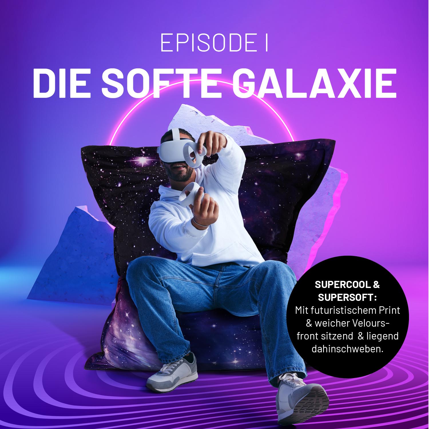 Ein Mann mit VR-Brille und Controllern zockt auf dem Galaxy Sitzsack, Icon "Supercool & Supersoft zum Sitzen & Liegen".