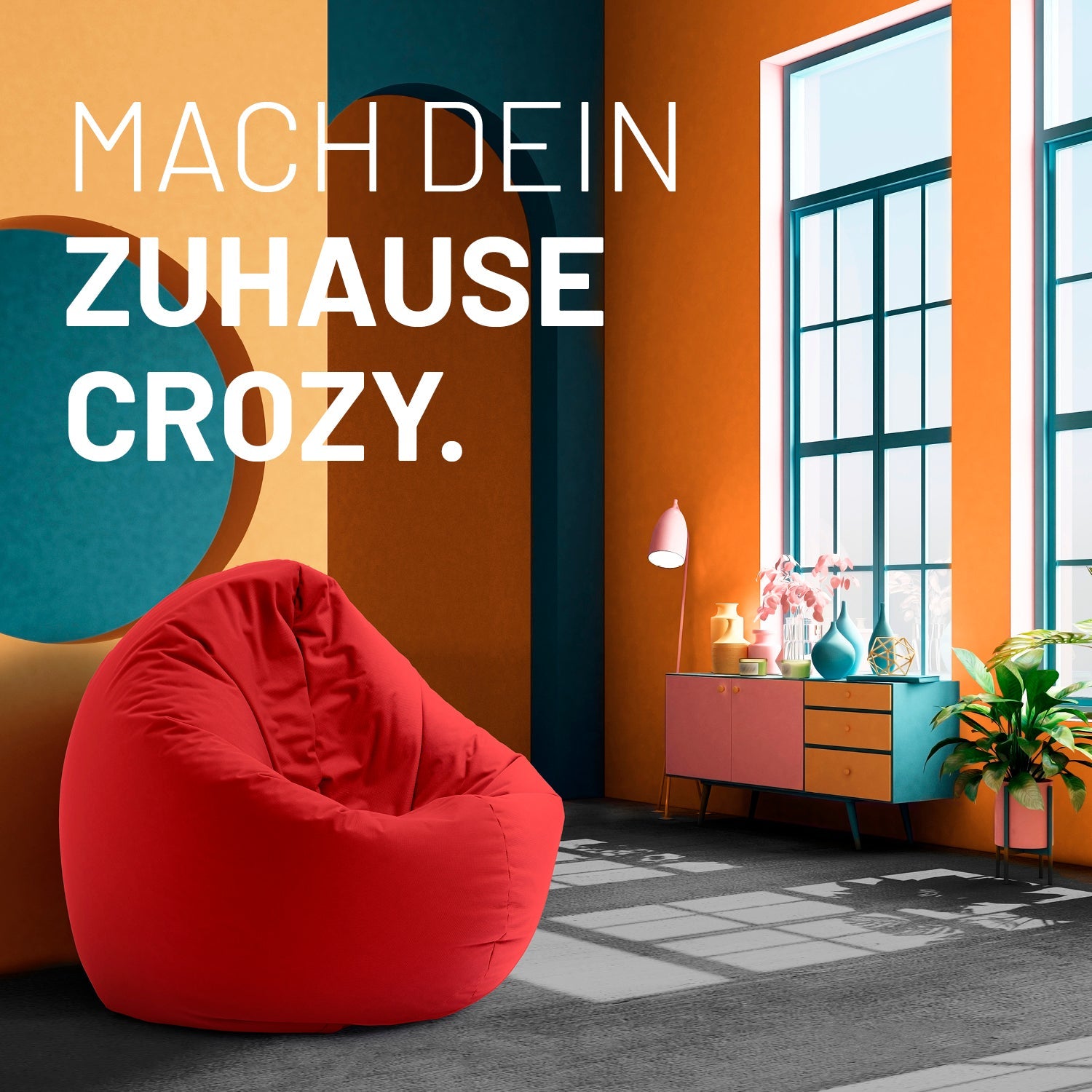 Modernes, buntes Wohnzimmer mit roten 2-in-1-Sitzsack, farbiger Kommode und Text: „Mach dein Zuhause crozy.“