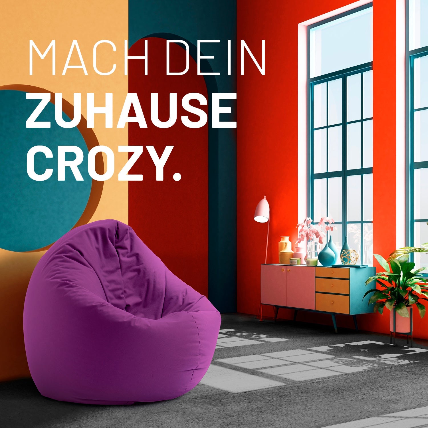 Modernes, buntes Wohnzimmer mit lilanen 2-in-1-Sitzsack, farbiger Kommode und Text: „Mach dein Zuhause crozy.“