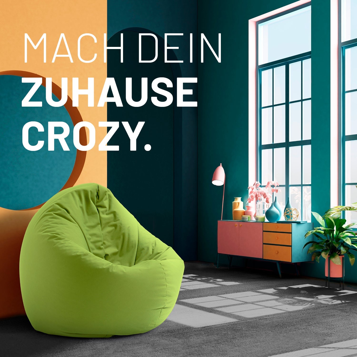 Modernes, buntes Wohnzimmer mit grünem 2-in-1-Sitzsack, farbiger Kommode und Text: „Mach dein Zuhause crozy.“
