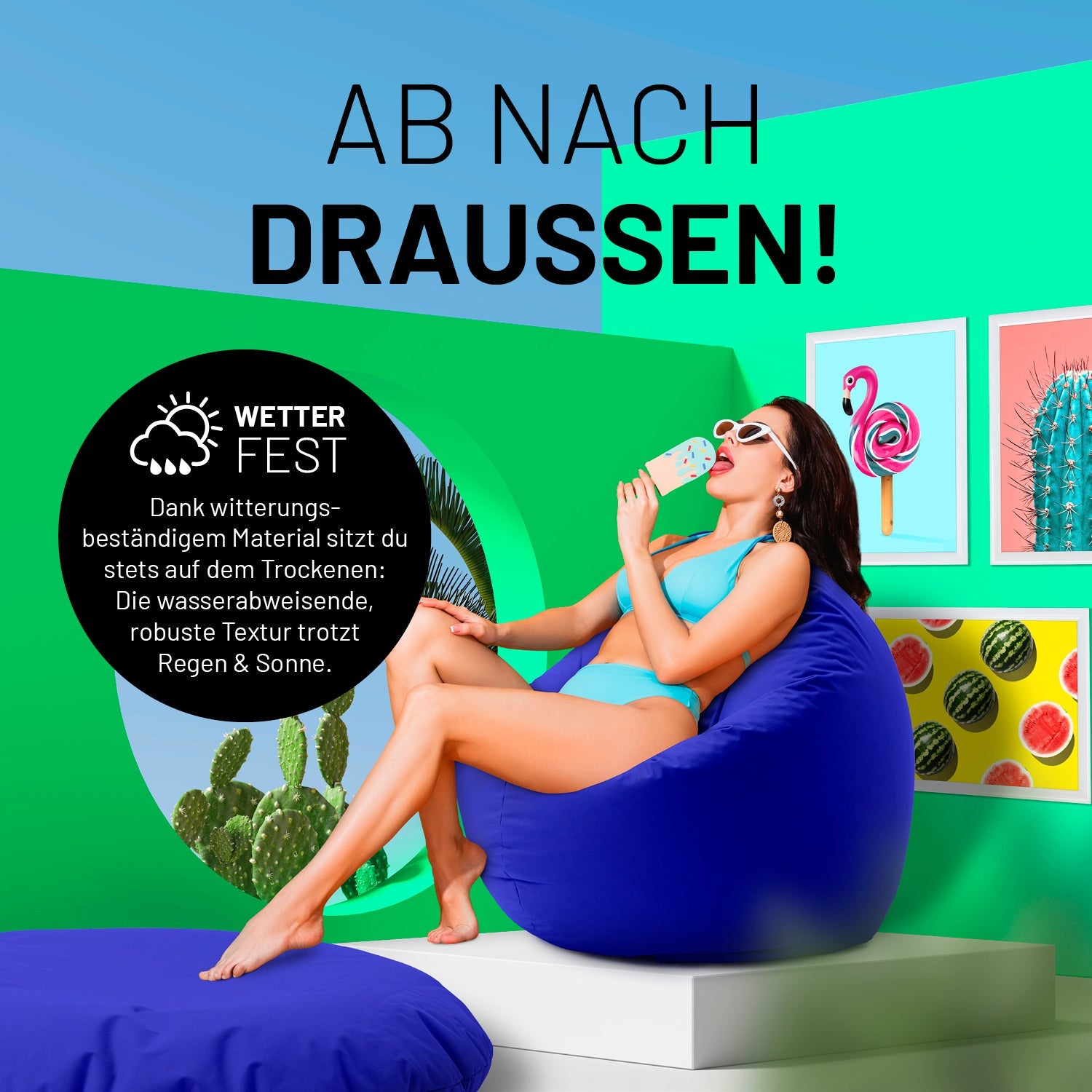 Eine Frau sitzt auf dem royalblauen Sitzsack und isst Eis in sehr bunten Szene - "Witterungsbeständiges Material."