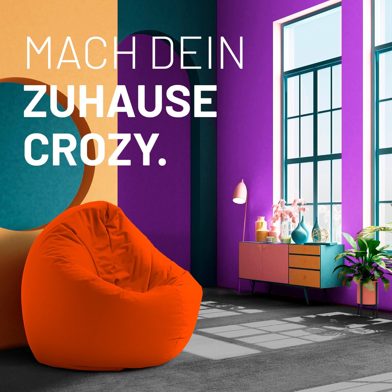 Modernes, buntes Wohnzimmer mit orangenen 2-in-1-Sitzsack, farbiger Kommode und Text: „Mach dein Zuhause crozy.“