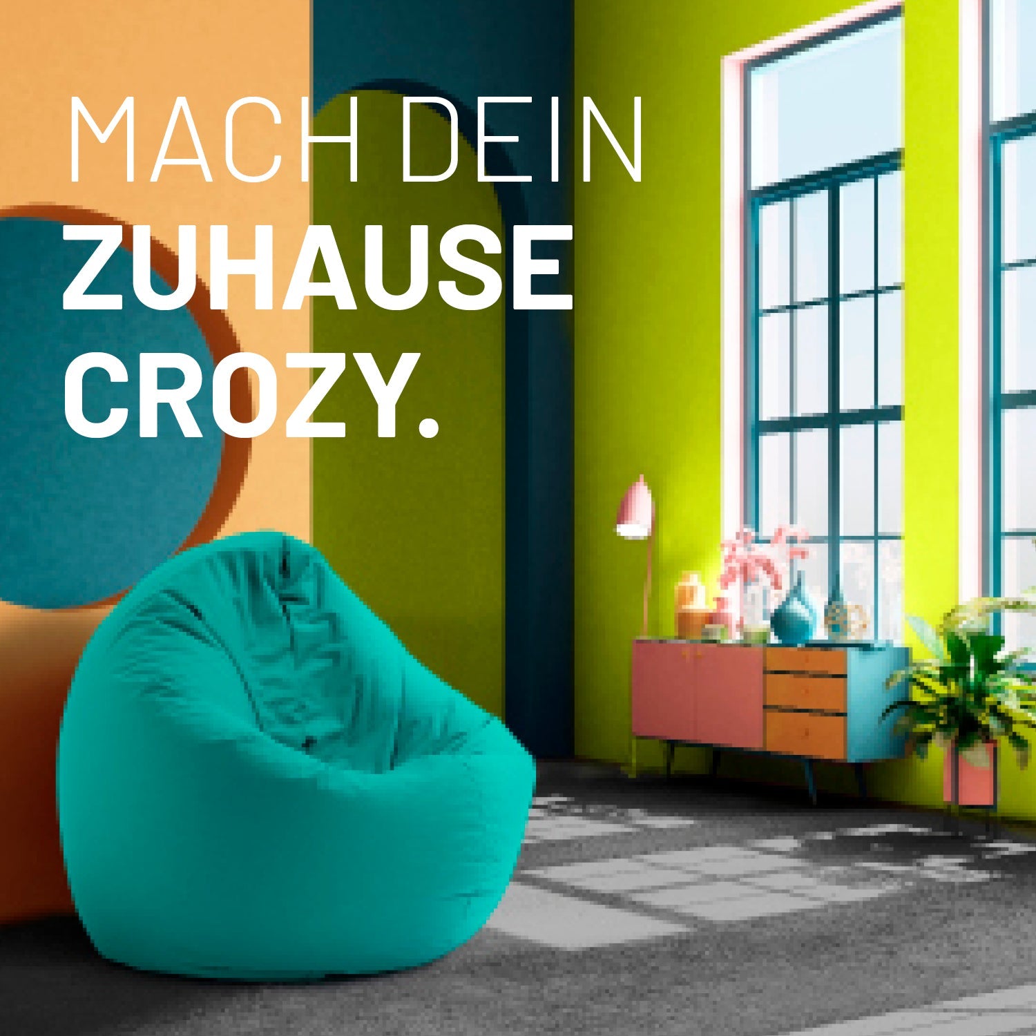 Modernes, buntes Wohnzimmer mit türkisen 2-in-1-Sitzsack, farbiger Kommode und Text: „Mach dein Zuhause crozy.“