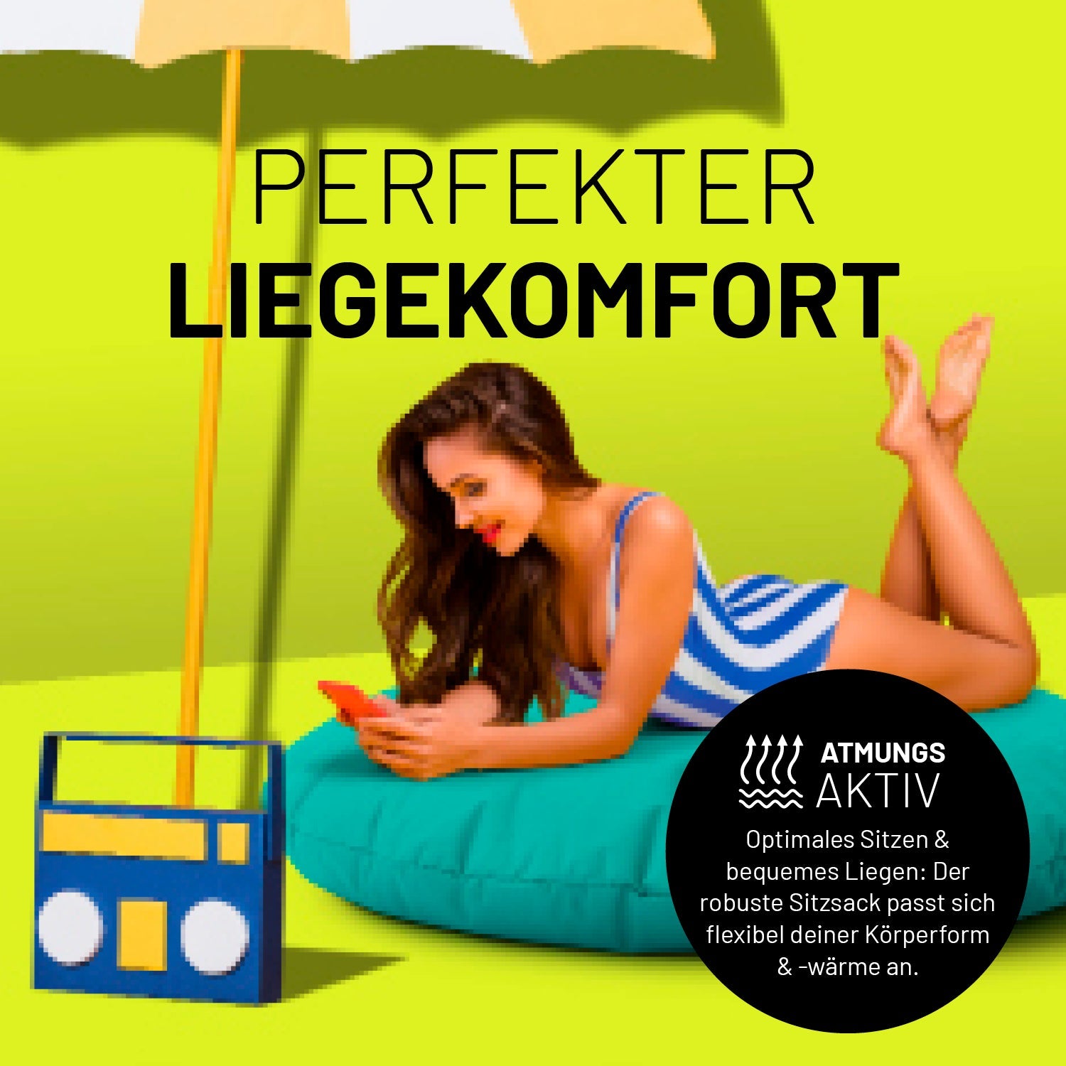 Eine Frau liegt auf dem türkisen Sitzsack unter einem Schirm. Icon "Atmungsaktiv" und "Passt sich Körperform und -wärme an".