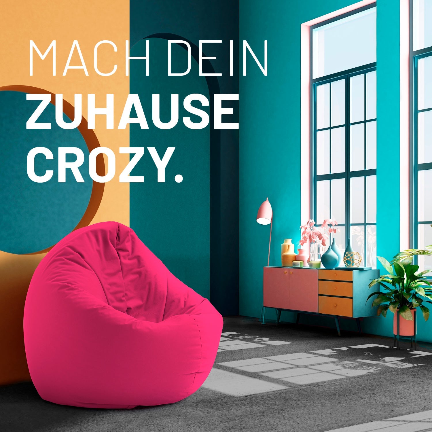 Modernes, buntes Wohnzimmer mit pinken 2-in-1-Sitzsack, farbiger Kommode und Text: „Mach dein Zuhause crozy.“