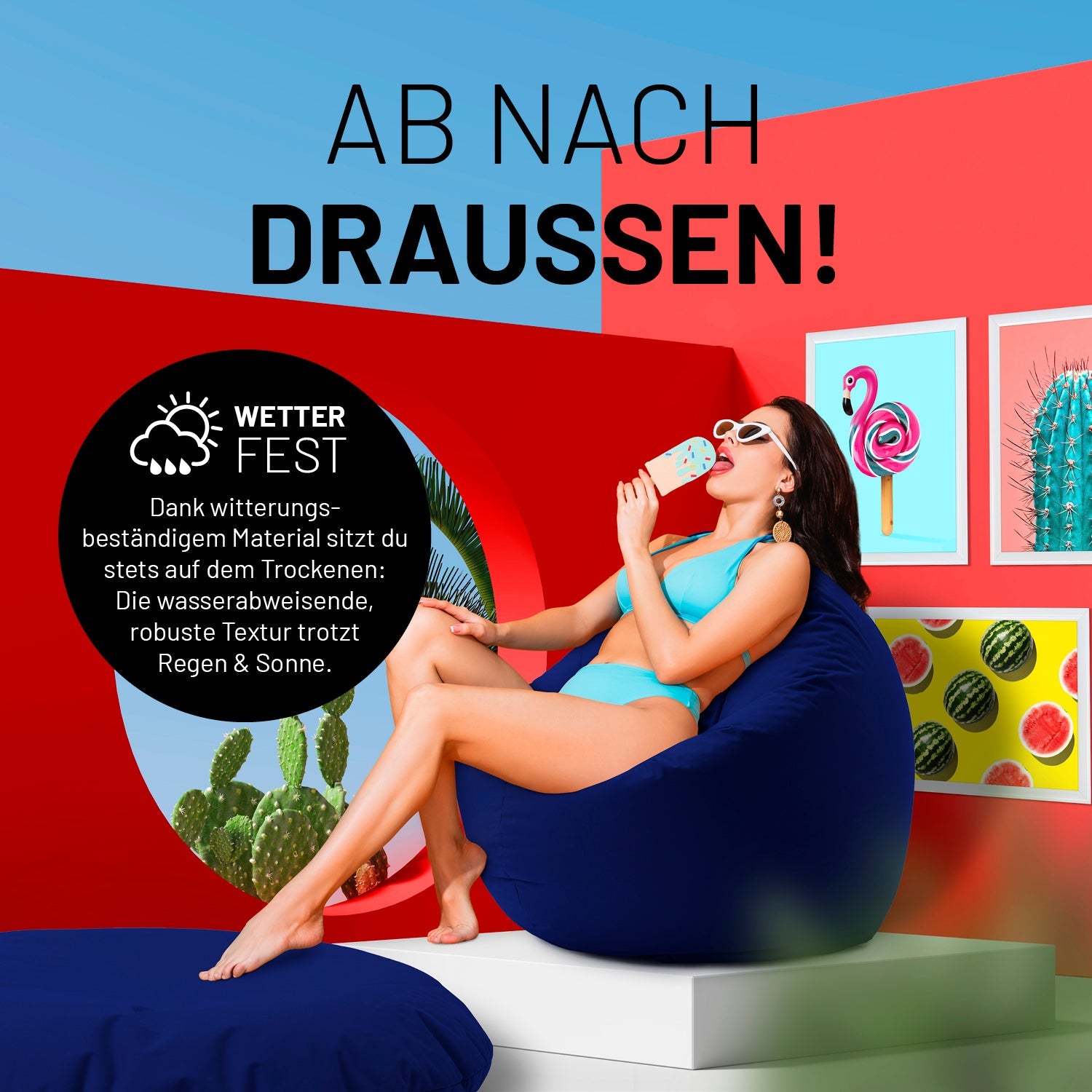 Eine Frau sitzt auf dem blauen Sitzsack und isst Eis in sehr bunten Szene - "Witterungsbeständiges Material."