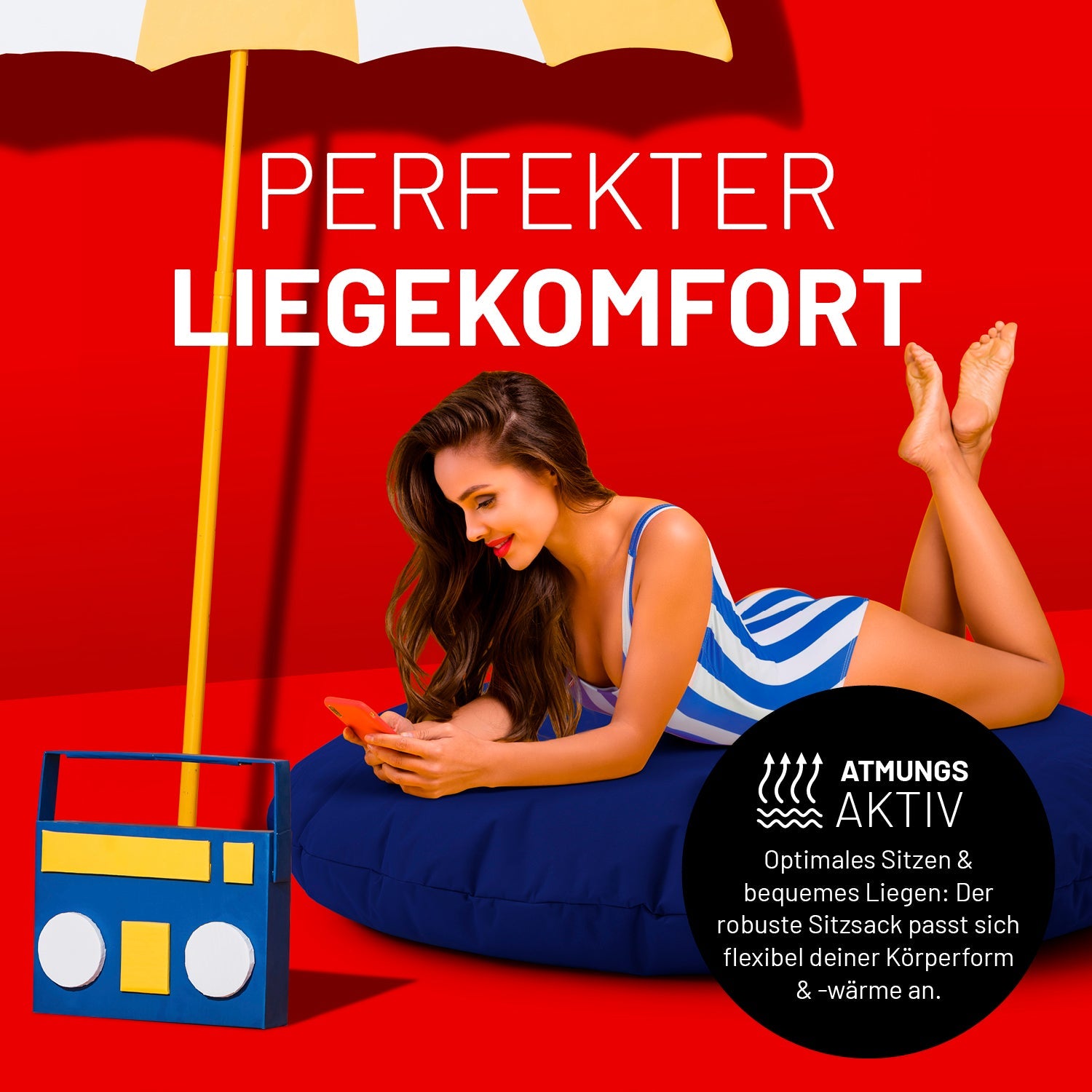 Eine Frau liegt auf dem dunkelblauen Sitzsack unter einem Schirm. Icon "Atmungsaktiv" und "Passt sich Körperform und -wärme an".
