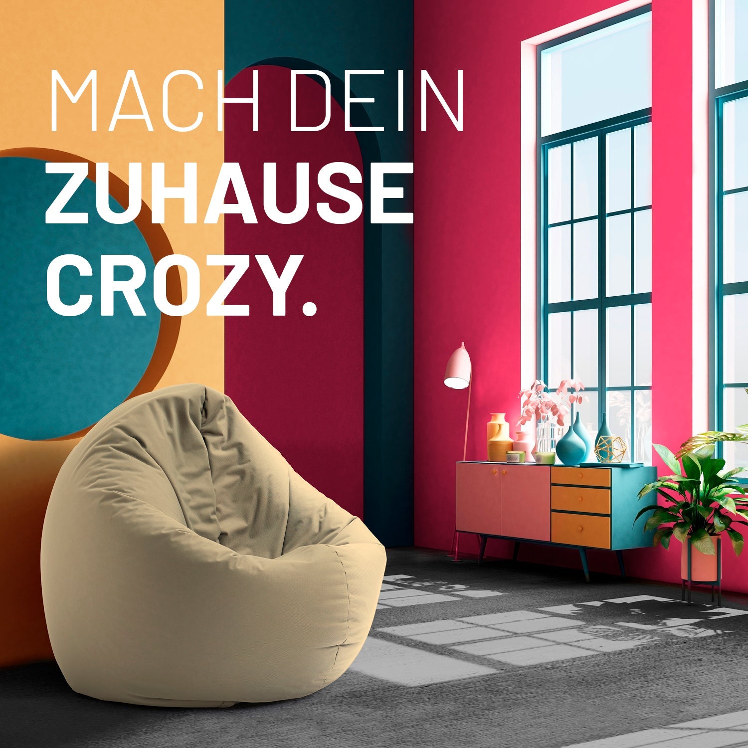 Modernes, buntes Wohnzimmer mit beigen 2-in-1-Sitzsack, farbiger Kommode und Text: „Mach dein Zuhause crozy.“