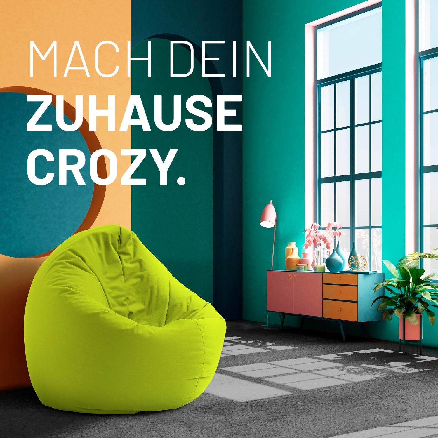 Modernes, buntes Wohnzimmer mit apfelgrün 2-in-1-Sitzsack, farbiger Kommode und Text: „Mach dein Zuhause crozy.“